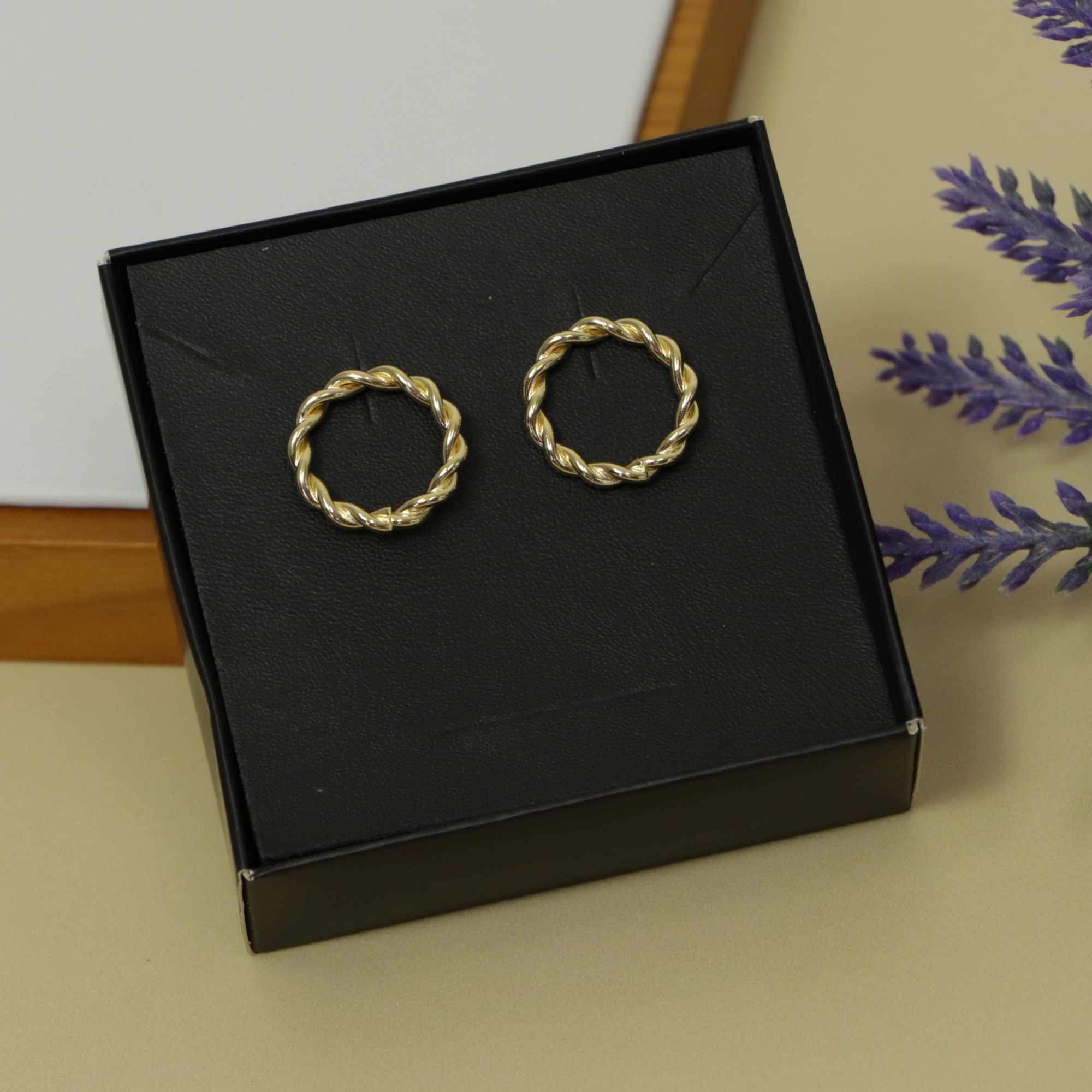 Brinco Folheado a Ouro 18k Círculo Entrelaçado M Ouro 18k 7