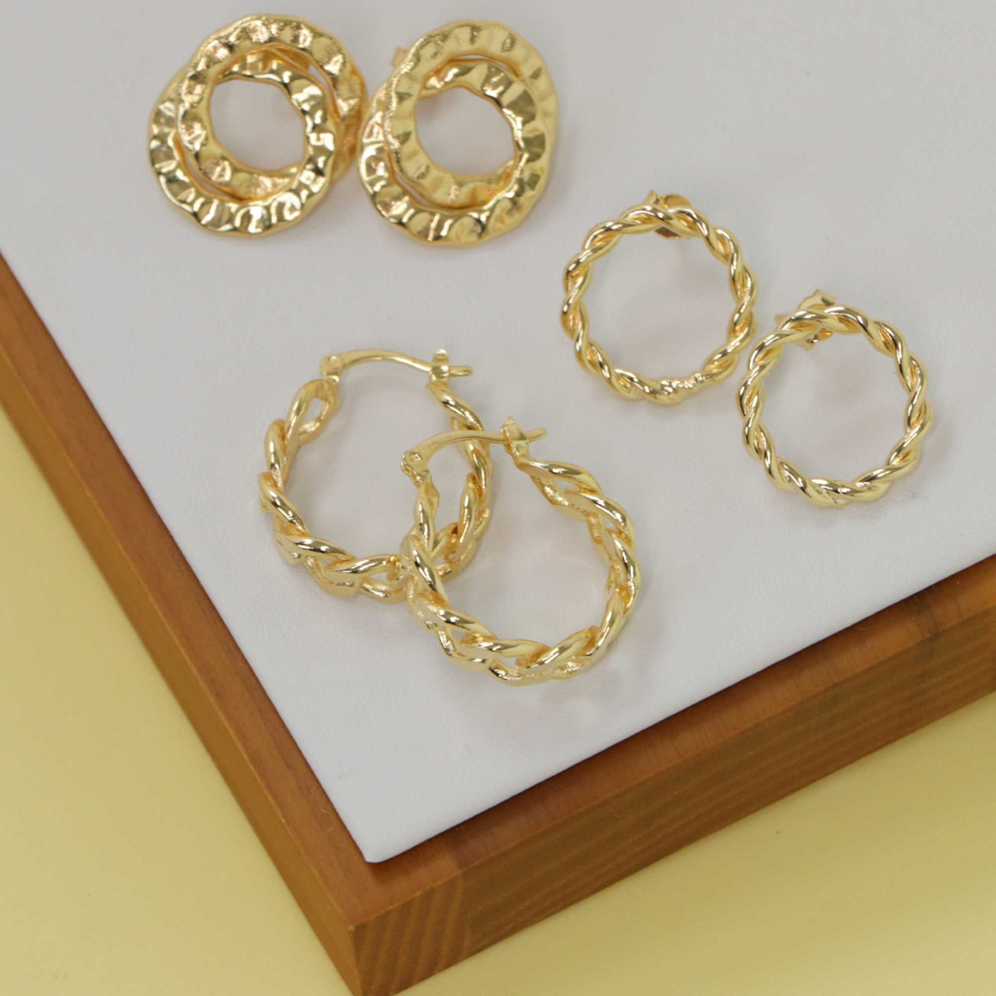 Brinco Folheado a Ouro 18k Círculo Entrelaçado M Ouro 18k 8