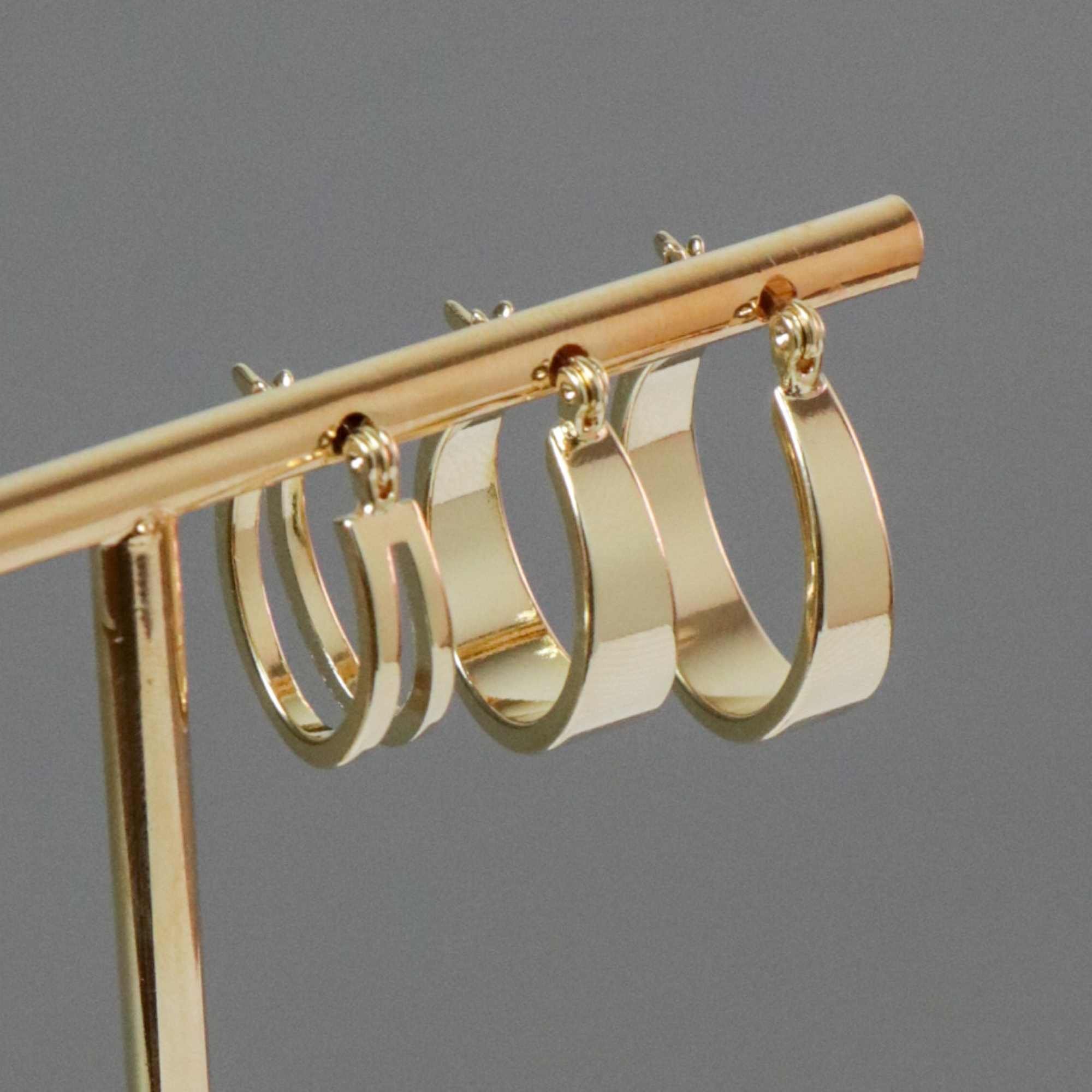 Argola Folheada a Ouro 18k Tranqueta Lisa G Ouro 18k 3