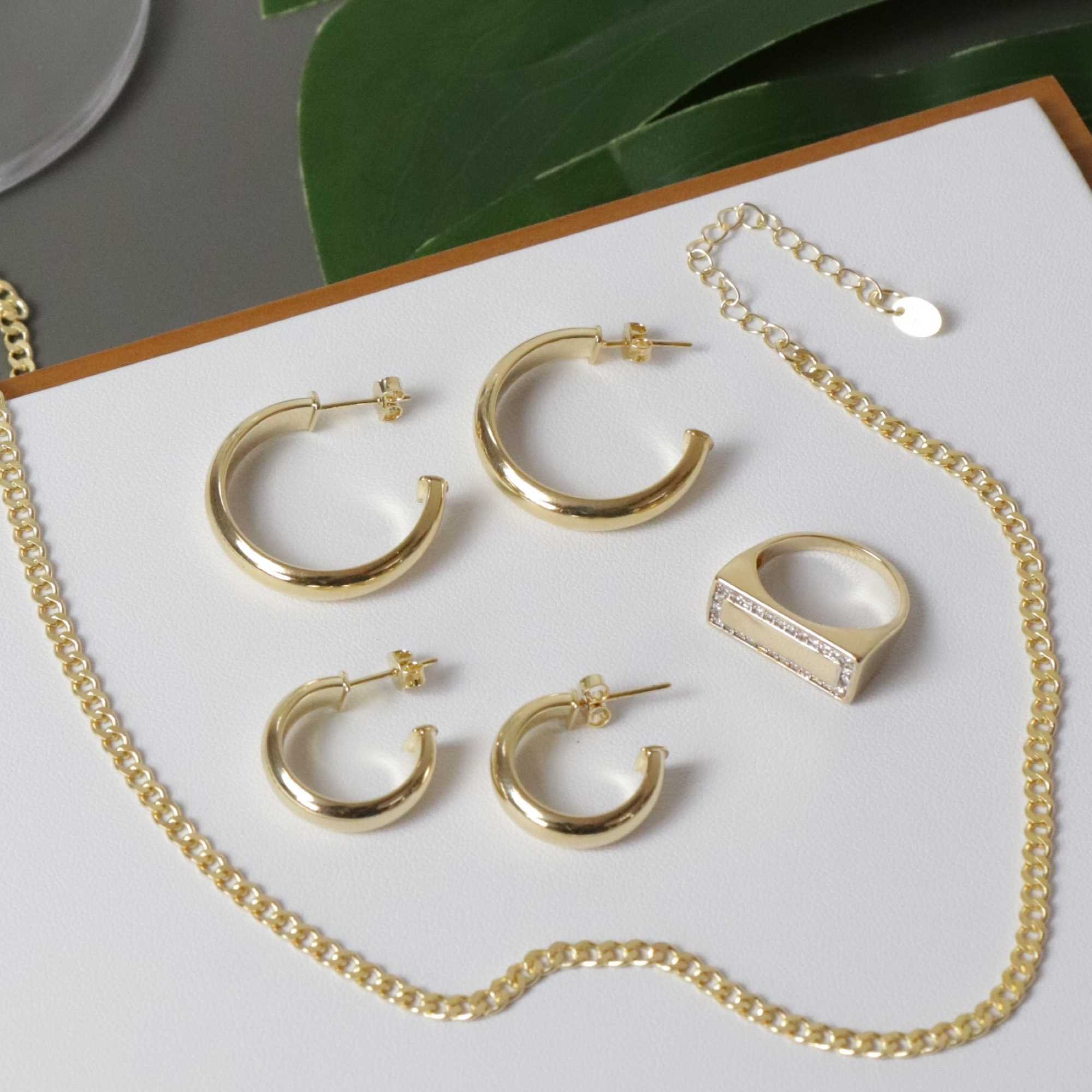 Anel Folheado a Ouro 18k Base Retangular Cravejado Dourado 11