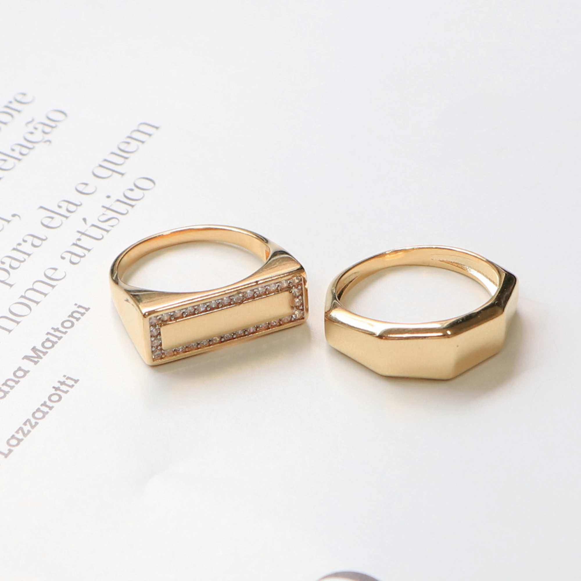 Anel Folheado a Ouro 18k Base Retangular Cravejado Dourado 12