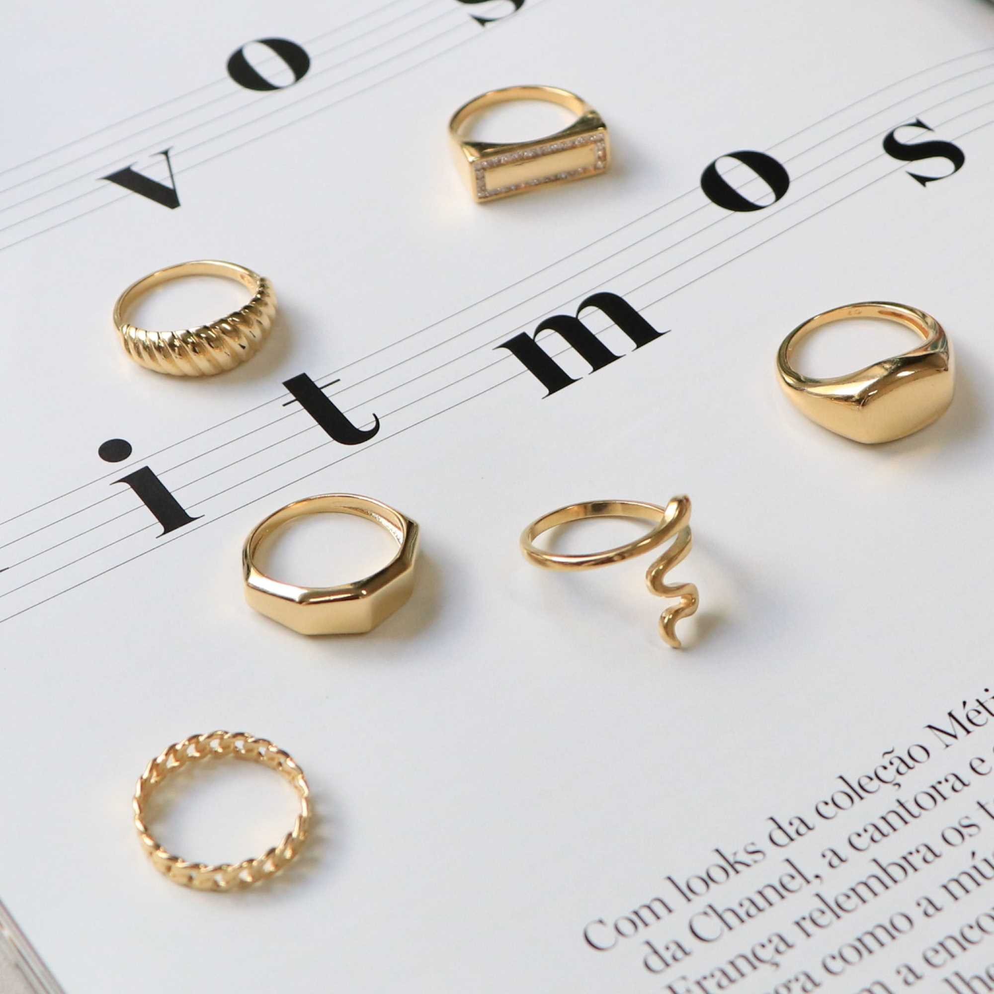 Anel Folheado a Ouro 18k Base Retangular Cravejado Dourado 13