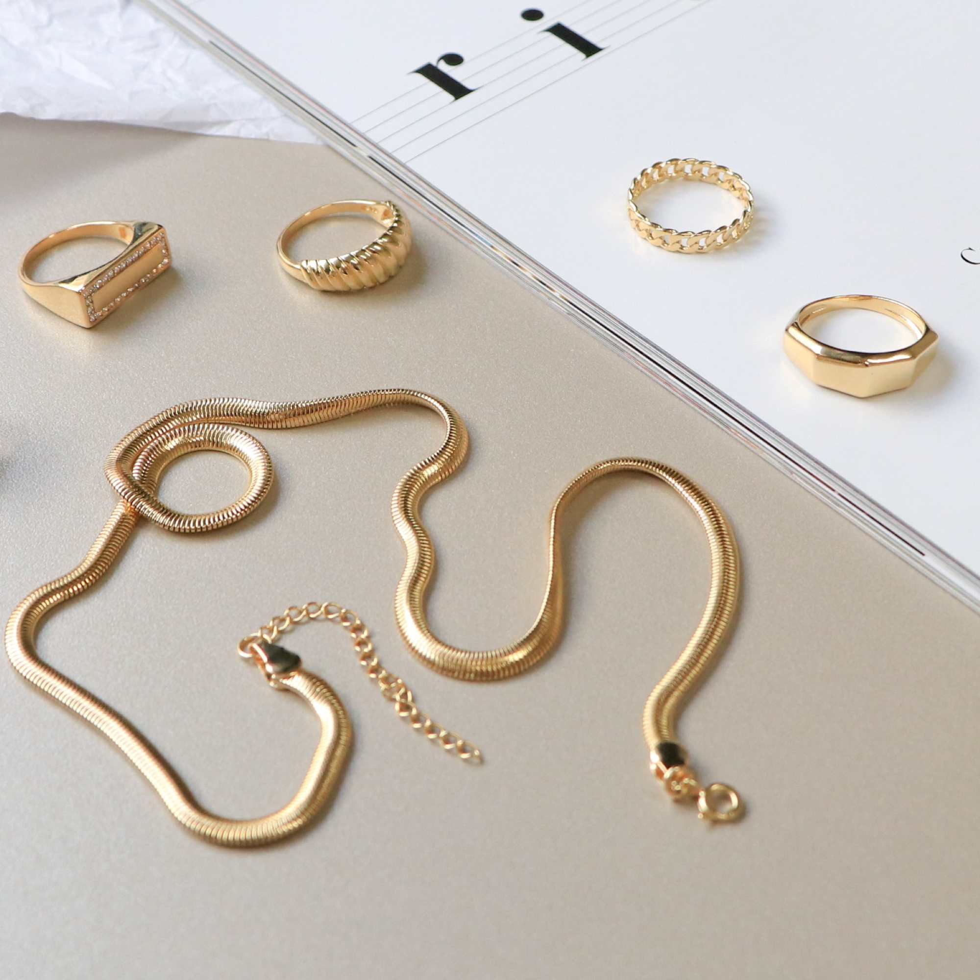 Anel Folheado a Ouro 18k Base Retangular Cravejado Dourado 14