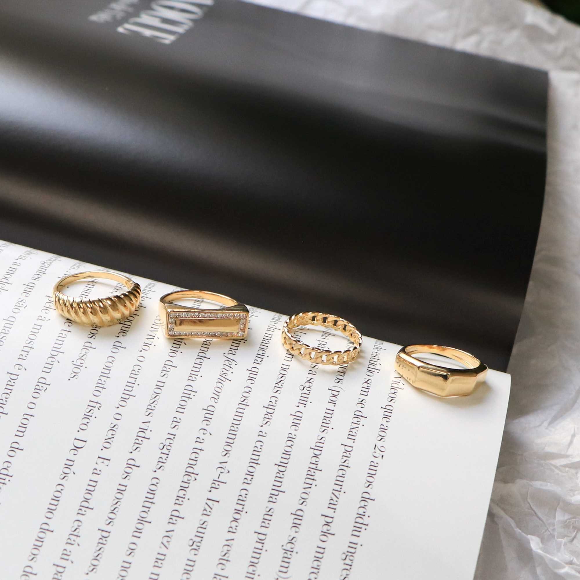 Anel Folheado a Ouro 18k Base Retangular Cravejado Dourado 15