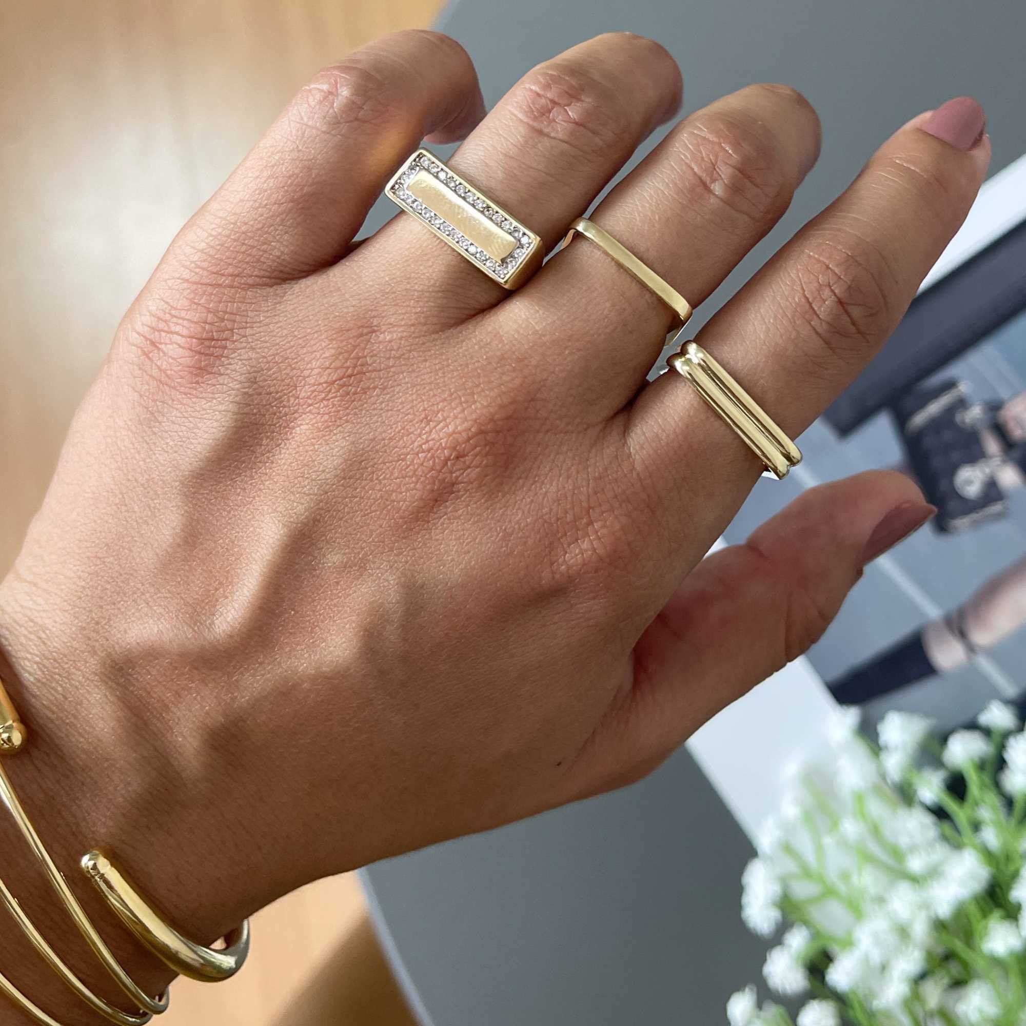 Anel Folheado a Ouro 18k Base Retangular Cravejado Dourado 7