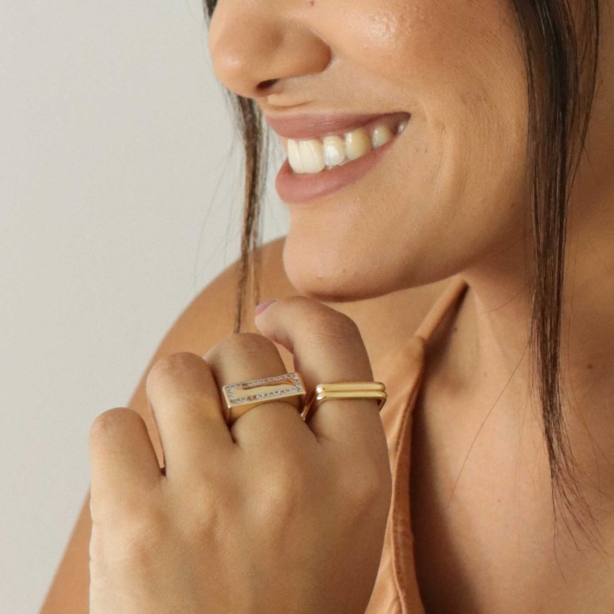 Anel Folheado a Ouro 18k Base Retangular Cravejado Dourado 8