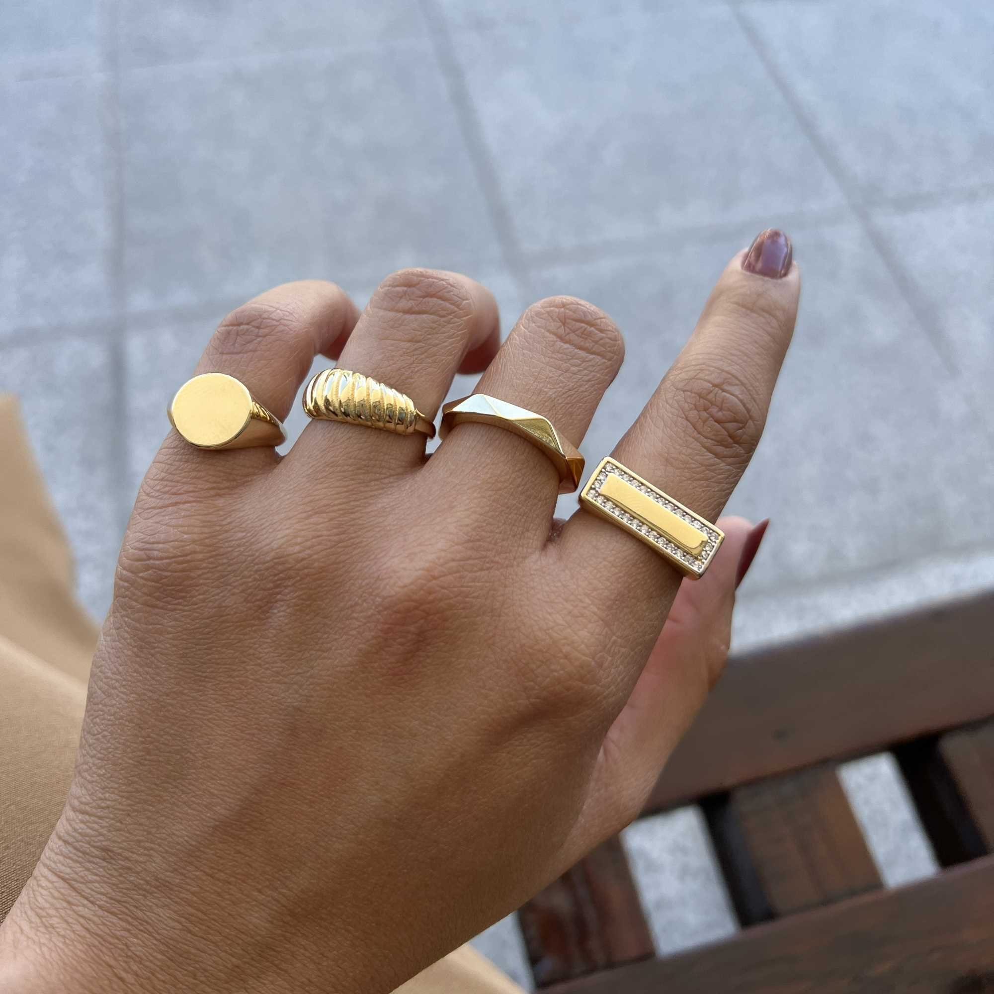 Anel Folheado a Ouro 18k Base Retangular Cravejado Dourado 9