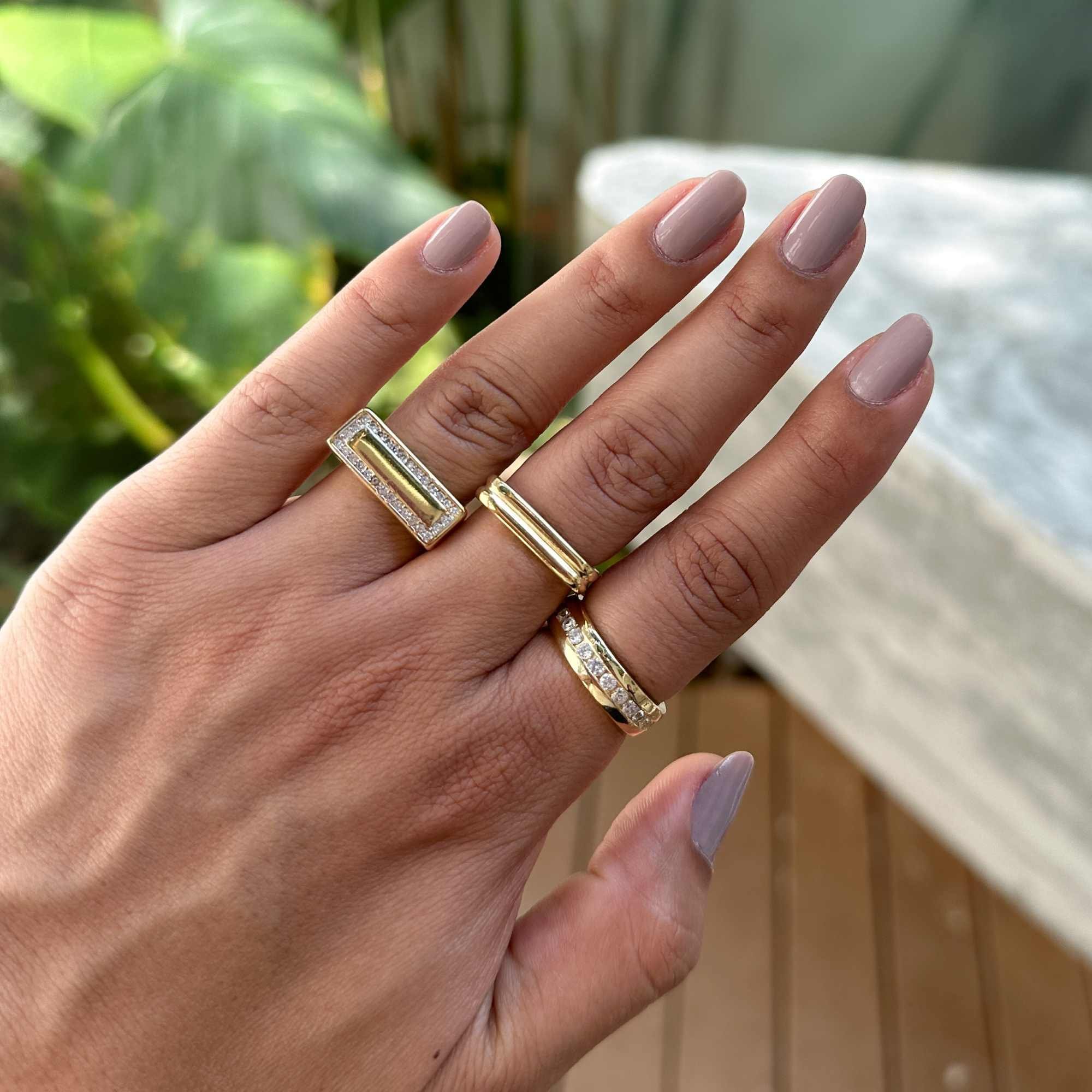 Anel Folheado a Ouro 18k Base Retangular Cravejado Dourado 10