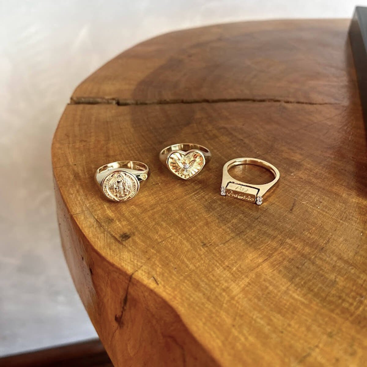 Anel Folheado a Ouro 18k Cubo Giratório Plaquinha Paz, Amor, Fé e Gratidão Dourado 4