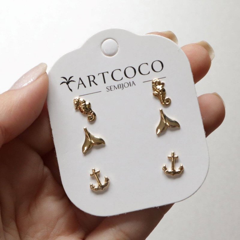 Kit 3 Brincos Folheado a Ouro 18k Cavalo Marinho, Âncora e Rabo de Baleia Dourado 3