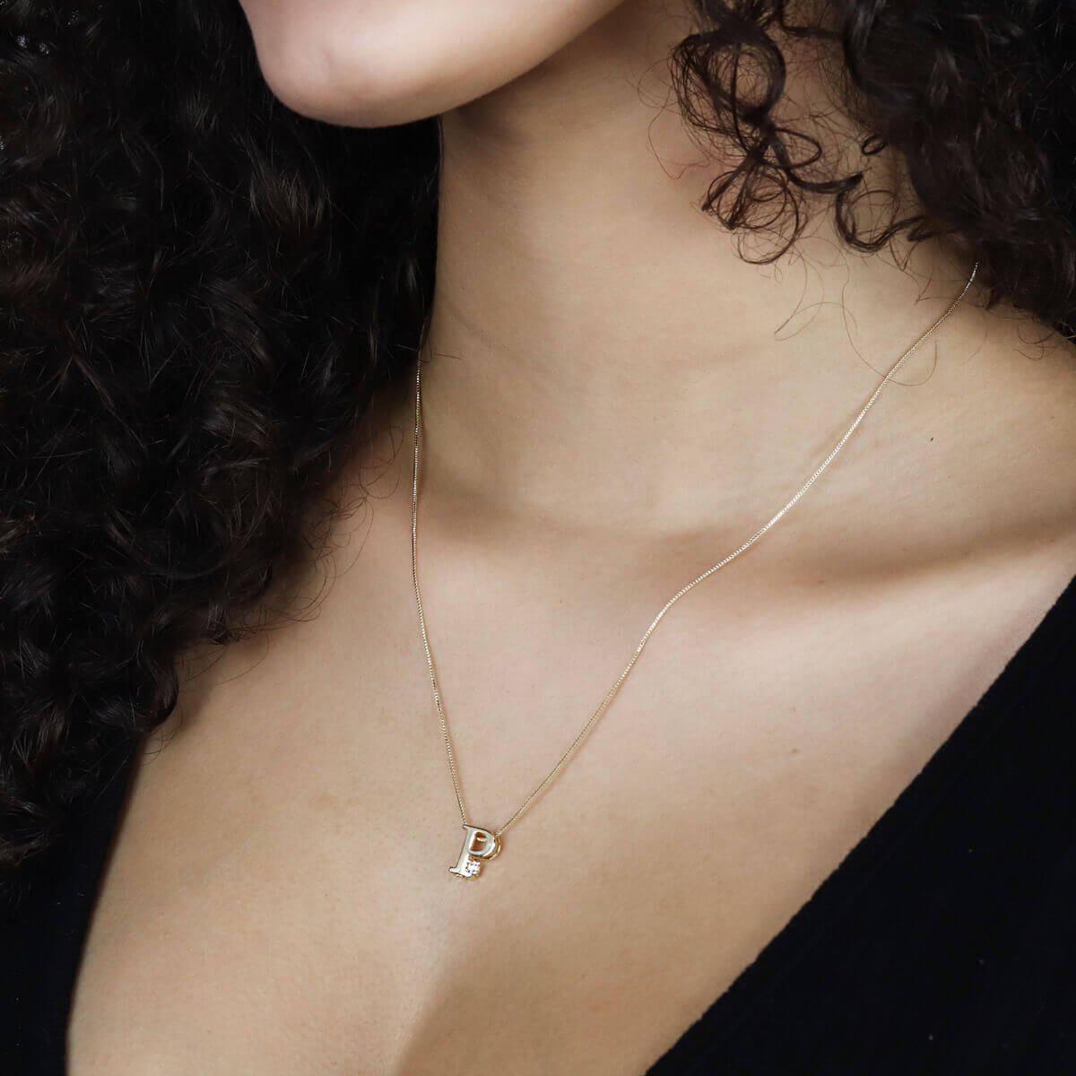 Colar Folheado a Ouro 18k Letra P Ponto de Luz Dourado 2