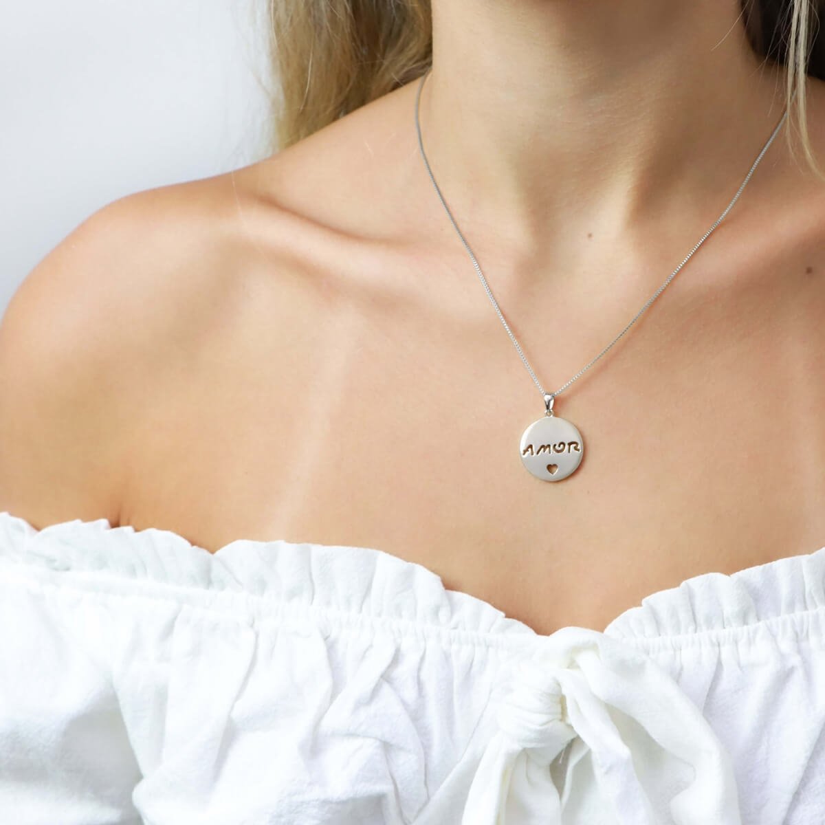Kit Colar Medalha Amor Folheado a Ródio + Embalagem de Presente Prata 3