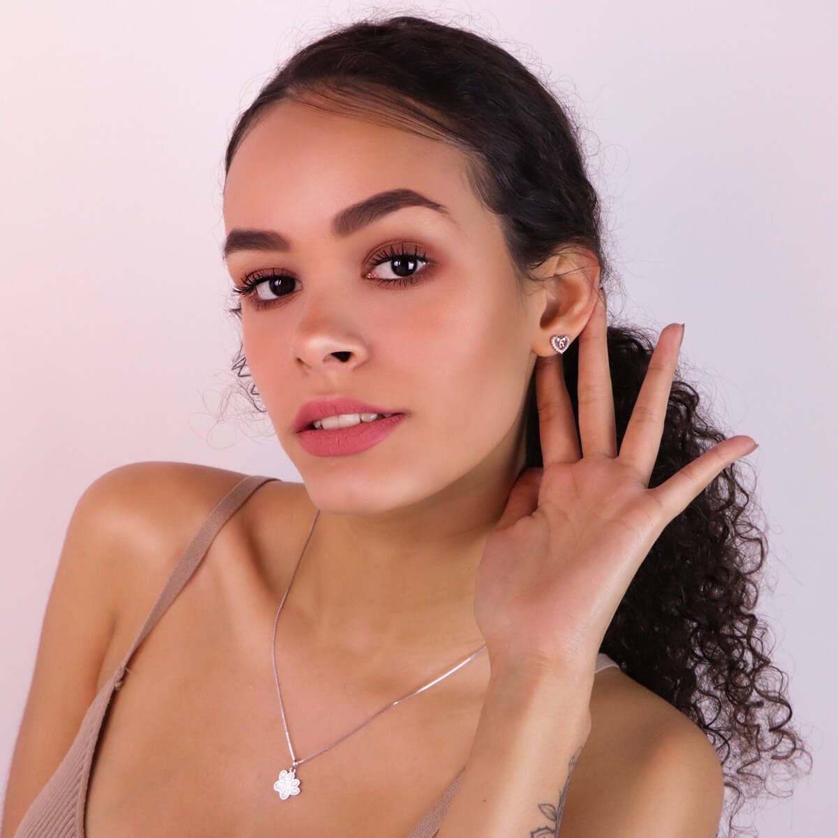 Brinco Folheado a Ródio Coração e Laço Cravejado Prata 2