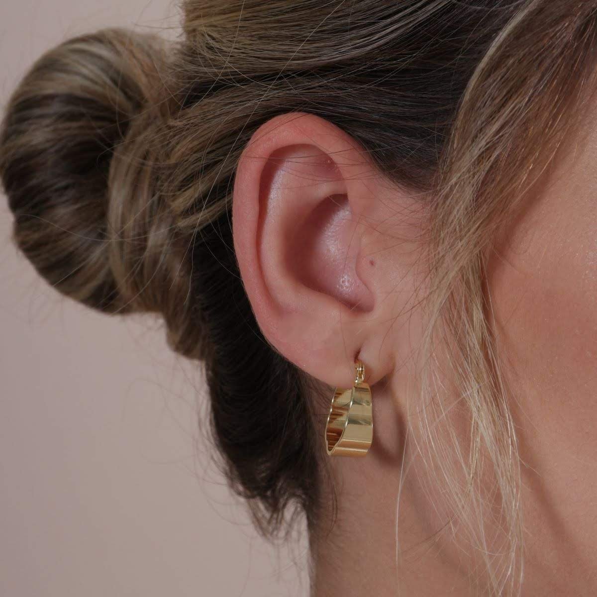 Argola Folheado a Ouro 18k Tranqueta Aro Longo Ondulado Ouro 18k 2