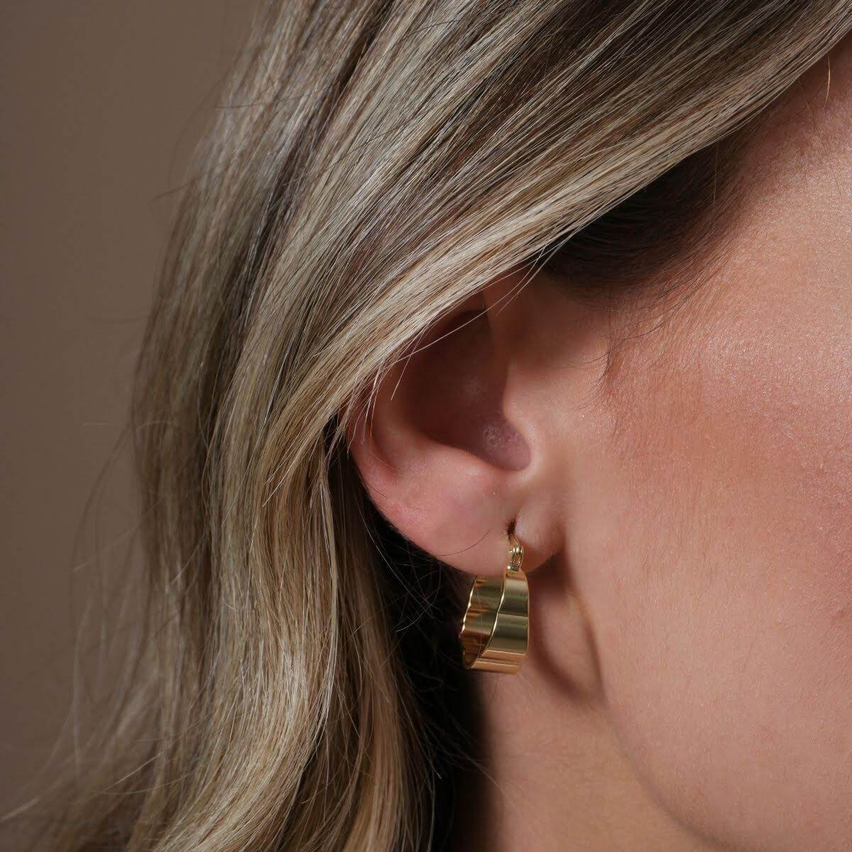 Argola Folheado a Ouro 18k Tranqueta Aro Longo Ondulado Ouro 18k 3