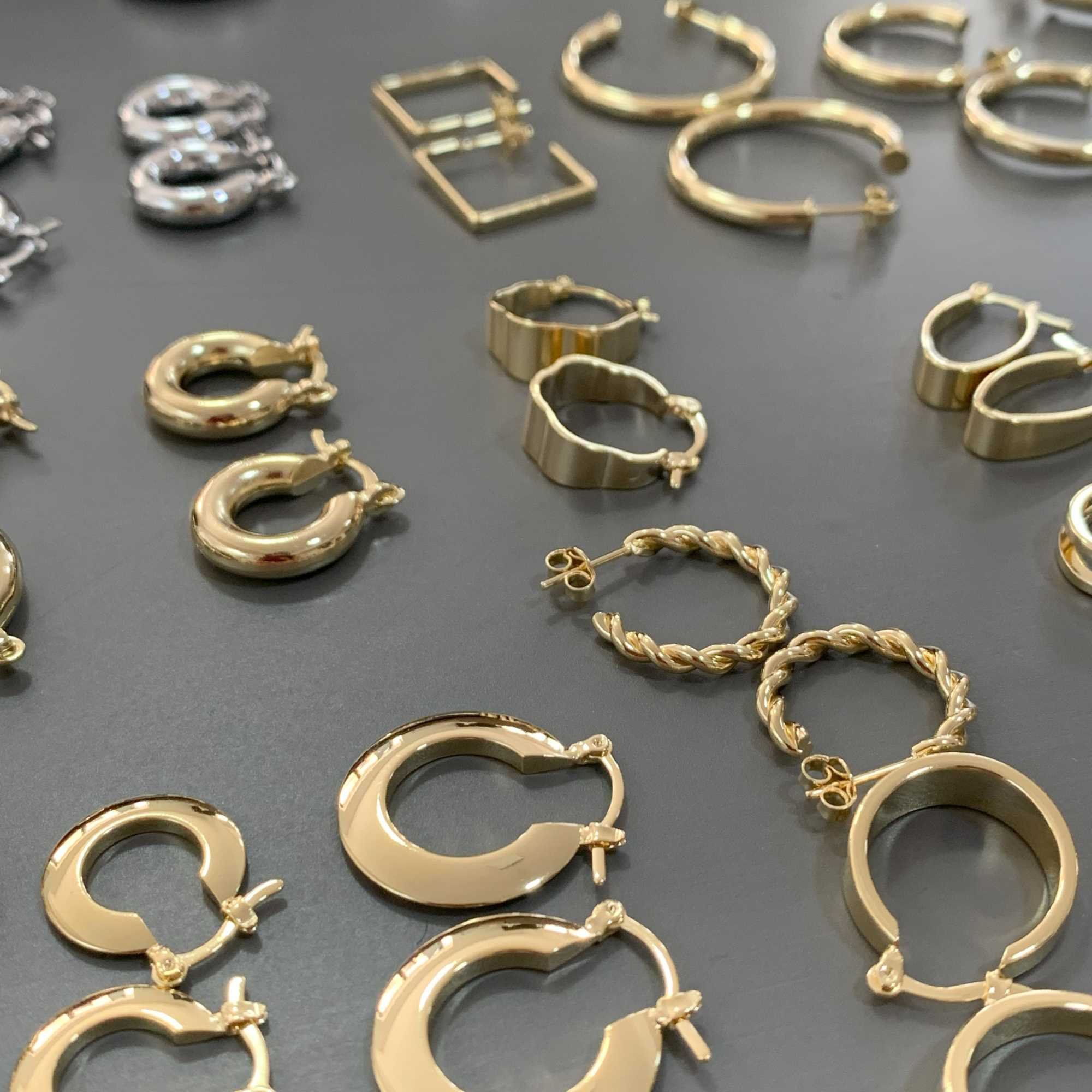 Argola Folheado a Ouro 18k Tranqueta Aro Longo Ondulado Ouro 18k 4