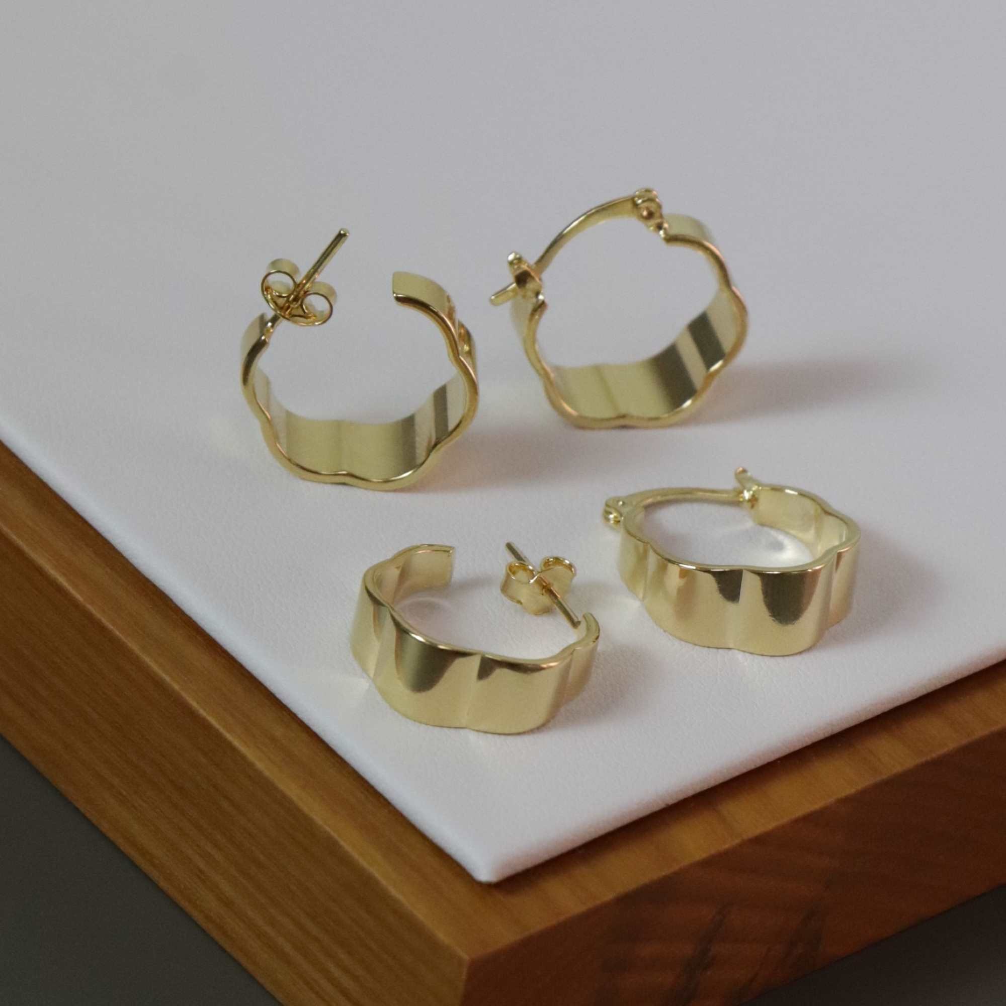 Argola Folheado a Ouro 18k Tranqueta Aro Longo Ondulado Ouro 18k 6
