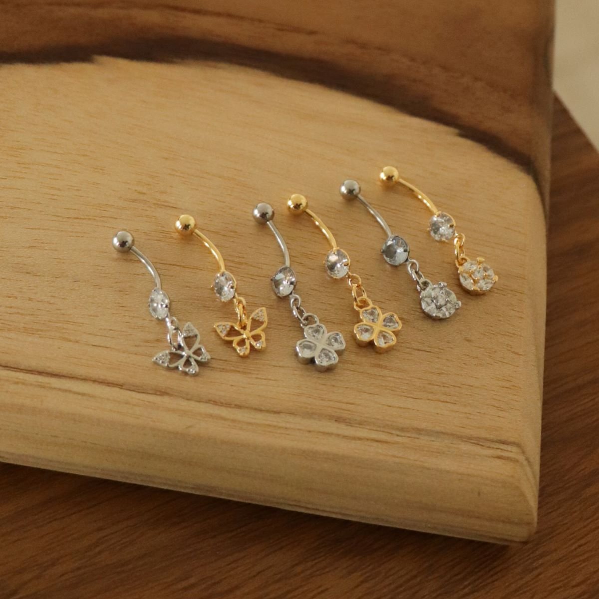Piercing Umbigo Folheado a Ouro 18k Trevo e Ponto de Luz Dourado 2