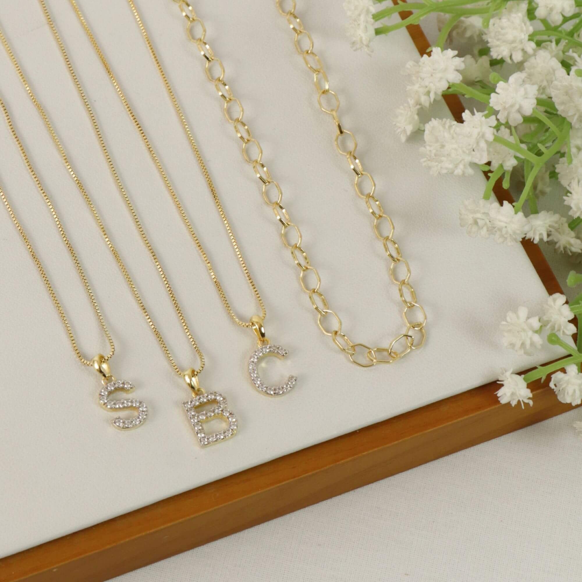 Colar Folheado a Ouro 18k Pingente Letra B Cravejado Dourado 3