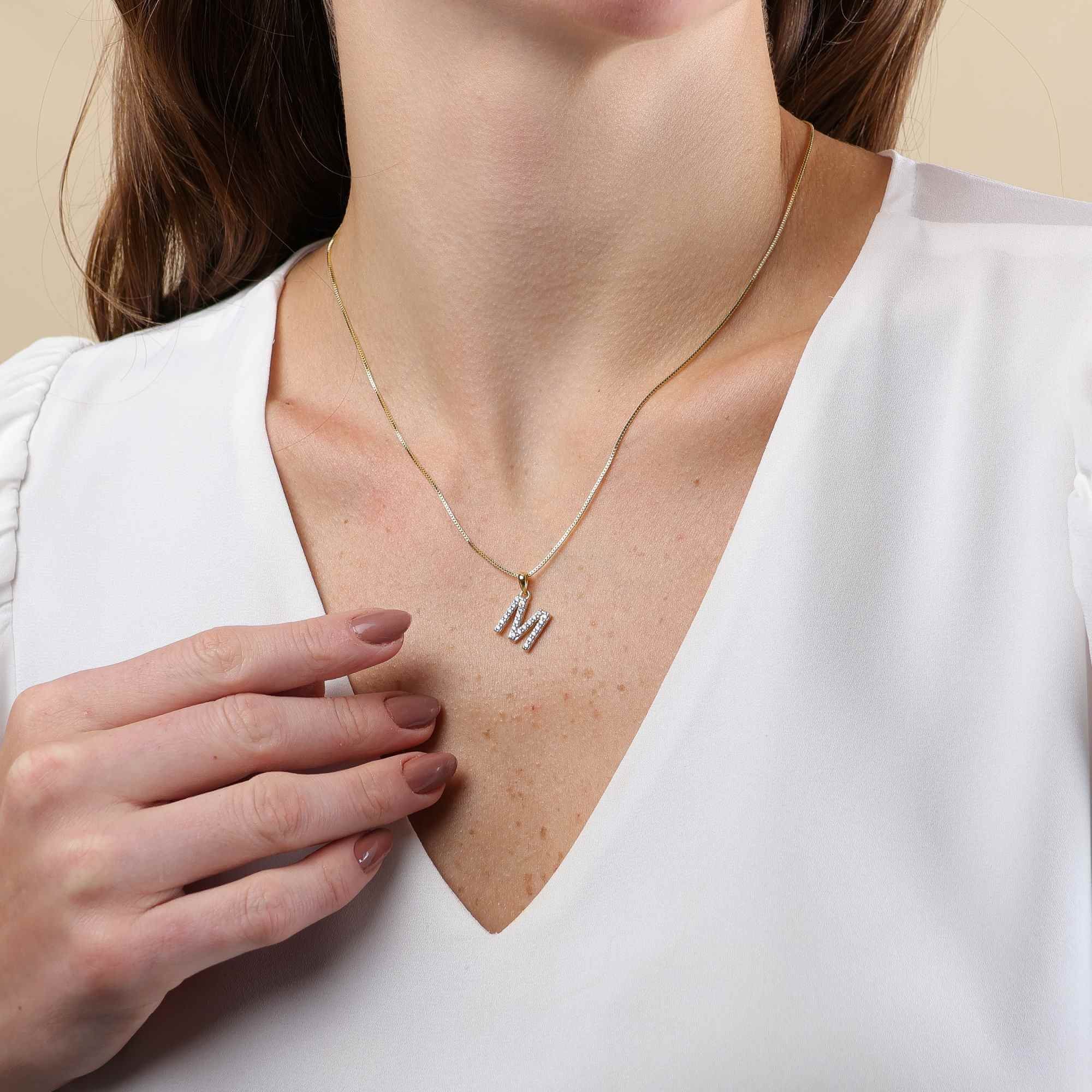 Colar Folheado a Ouro 18k Pingente Letra M Cravejado Dourado 2