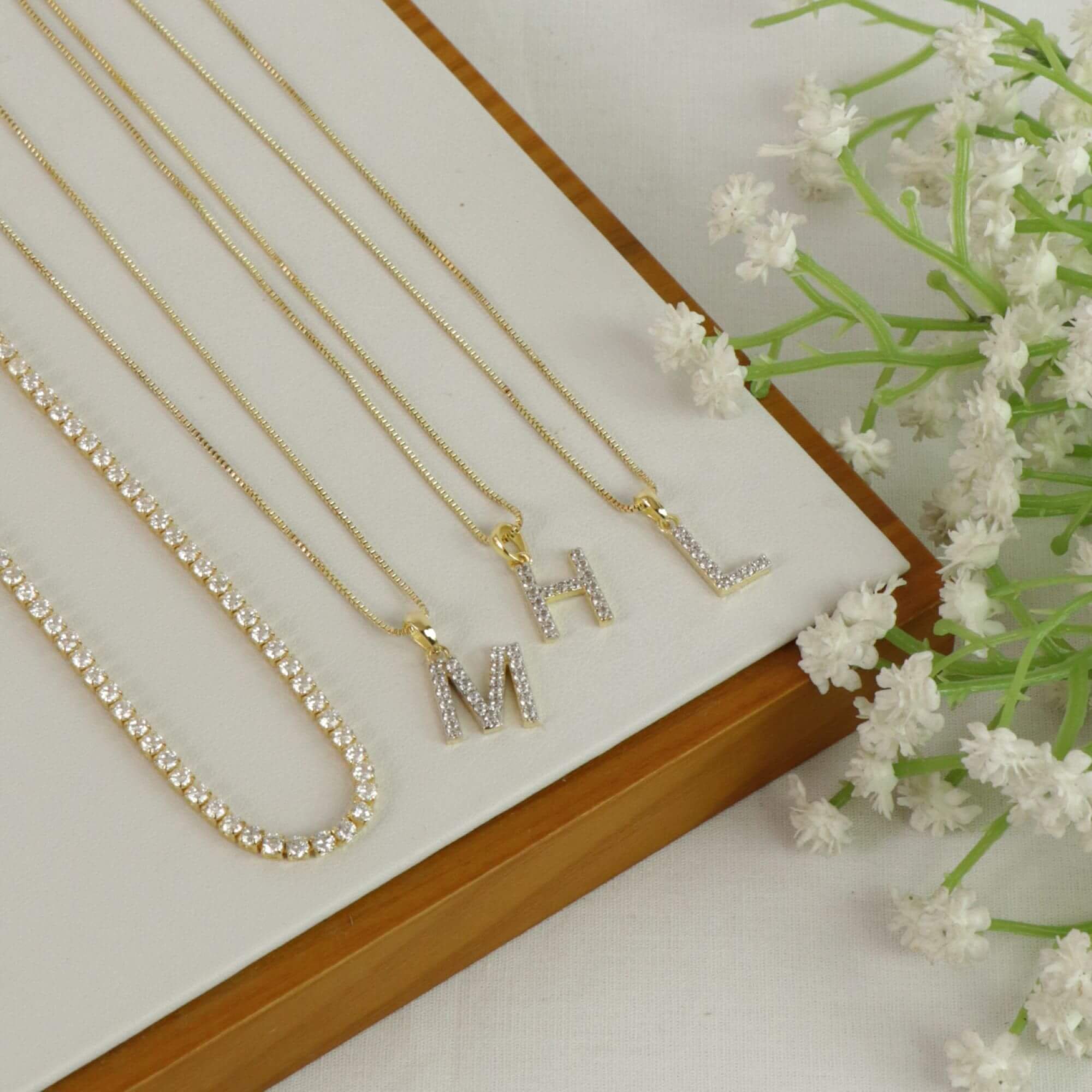 Colar Folheado a Ouro 18k Pingente Letra M Cravejado Dourado 3