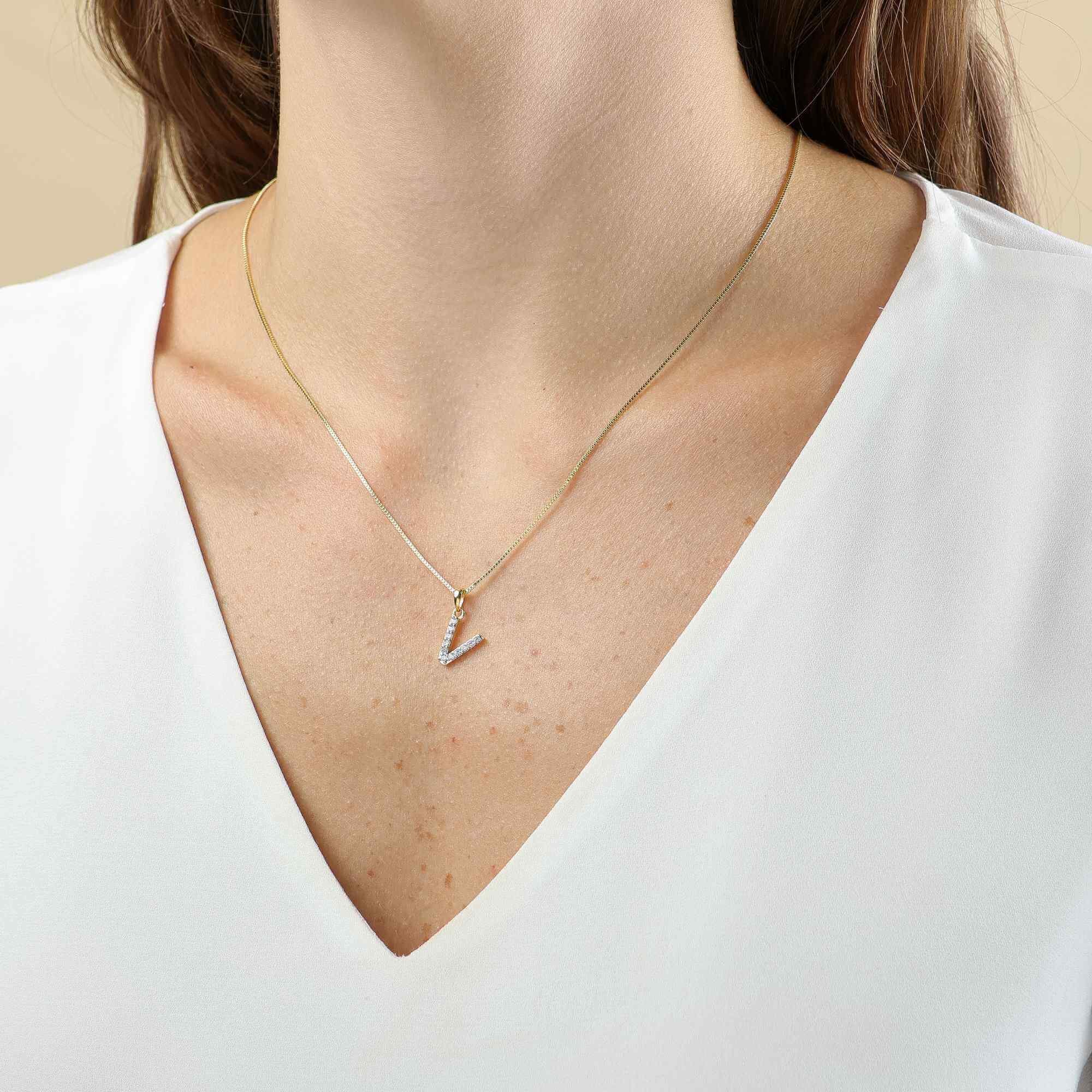 Colar Folheado a Ouro 18k Pingente Letra V Cravejado Ouro 18k 2