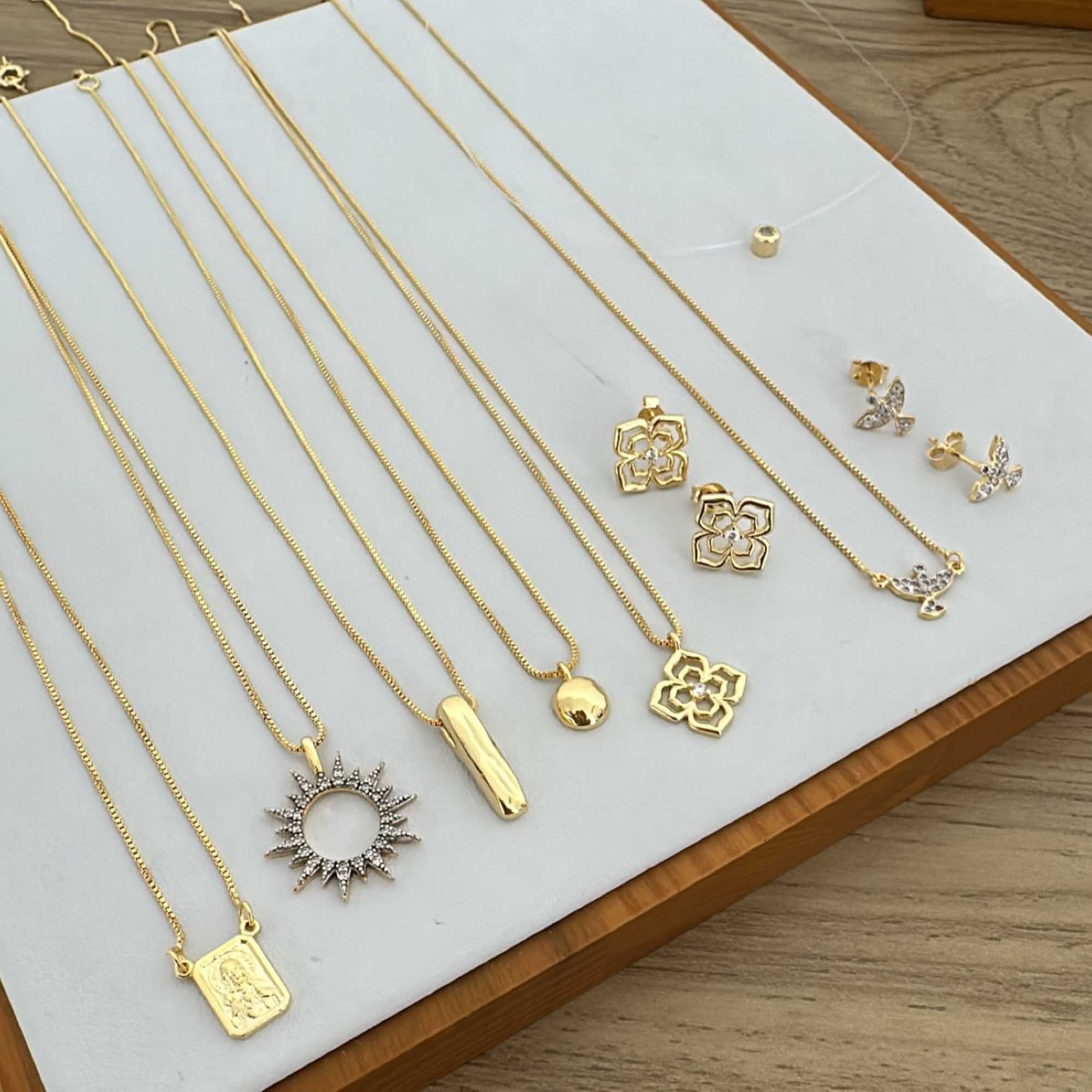 Brinco Folheado a Ouro 18k Flor Vazada Detalhes Ouro 18k 3