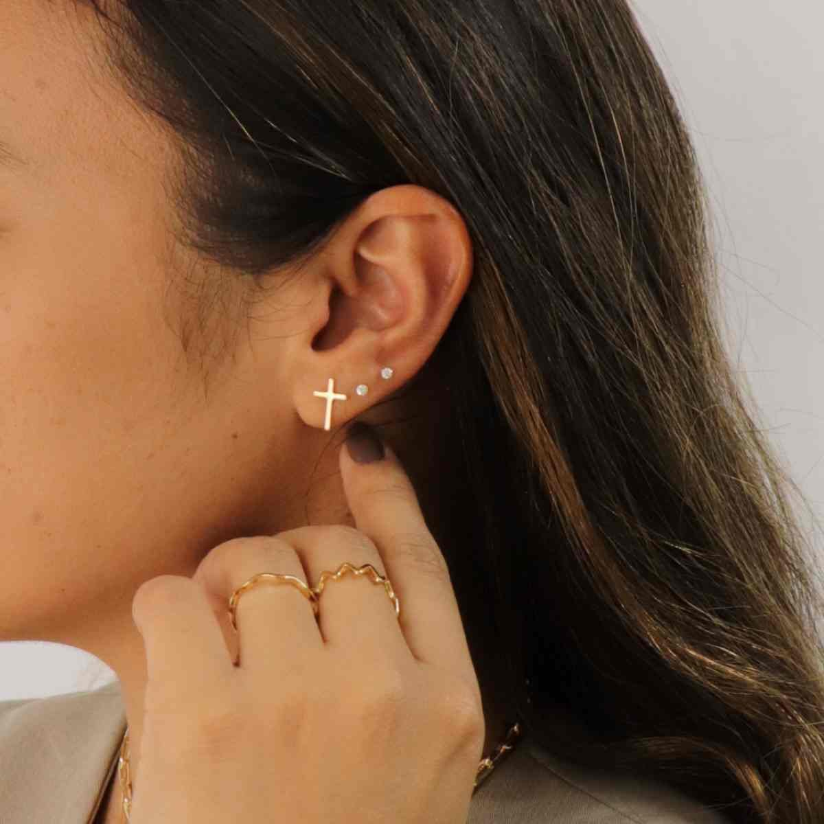 Brinco Folheado a Ouro 18k Segundo Furo Crucifixo P Dourado 2