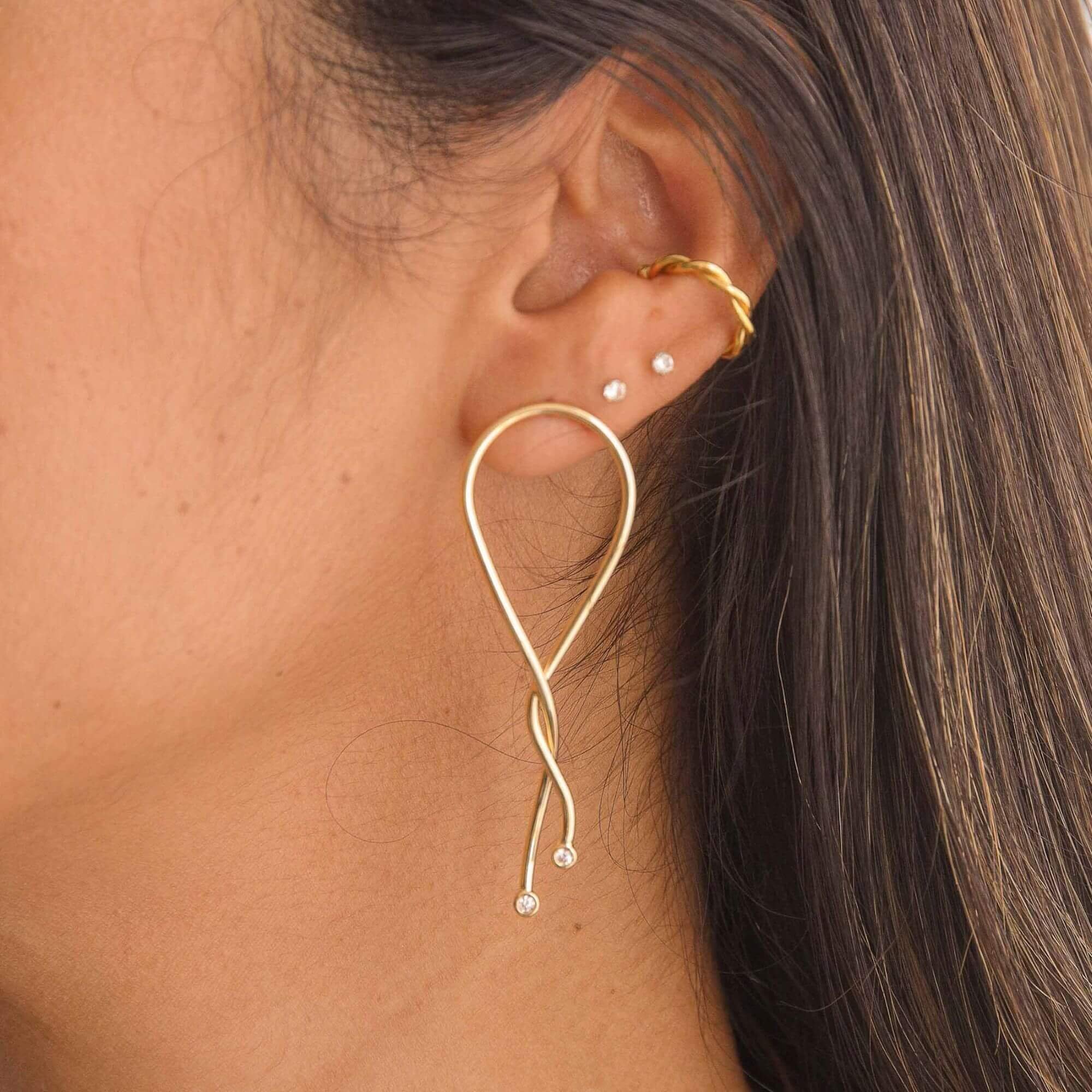 Brinco Folheado a Ouro 18k Longo Linhas Entrelaçadas Zircônia Dourado 3