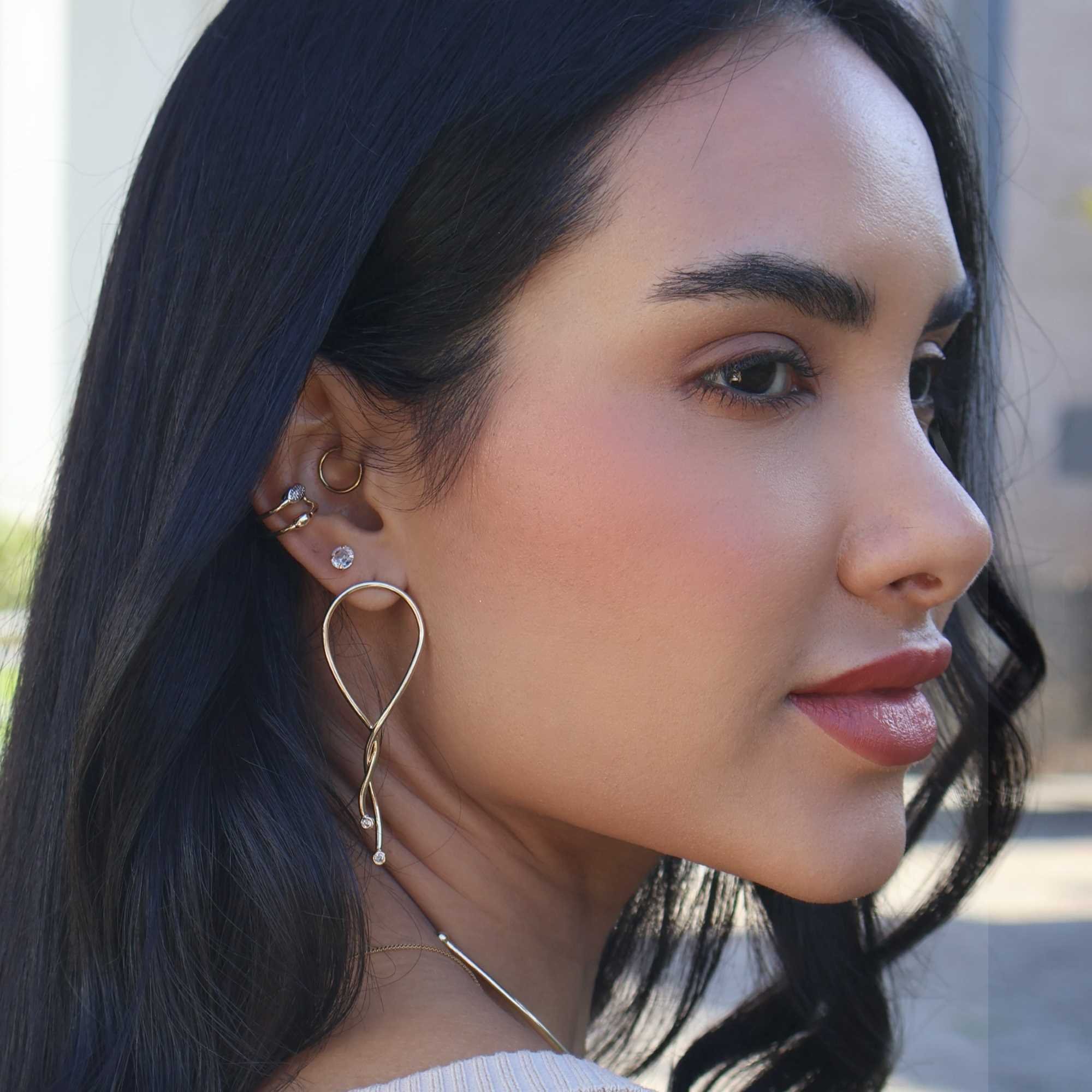 Brinco Folheado a Ouro 18k Longo Linhas Entrelaçadas Zircônia Dourado 4