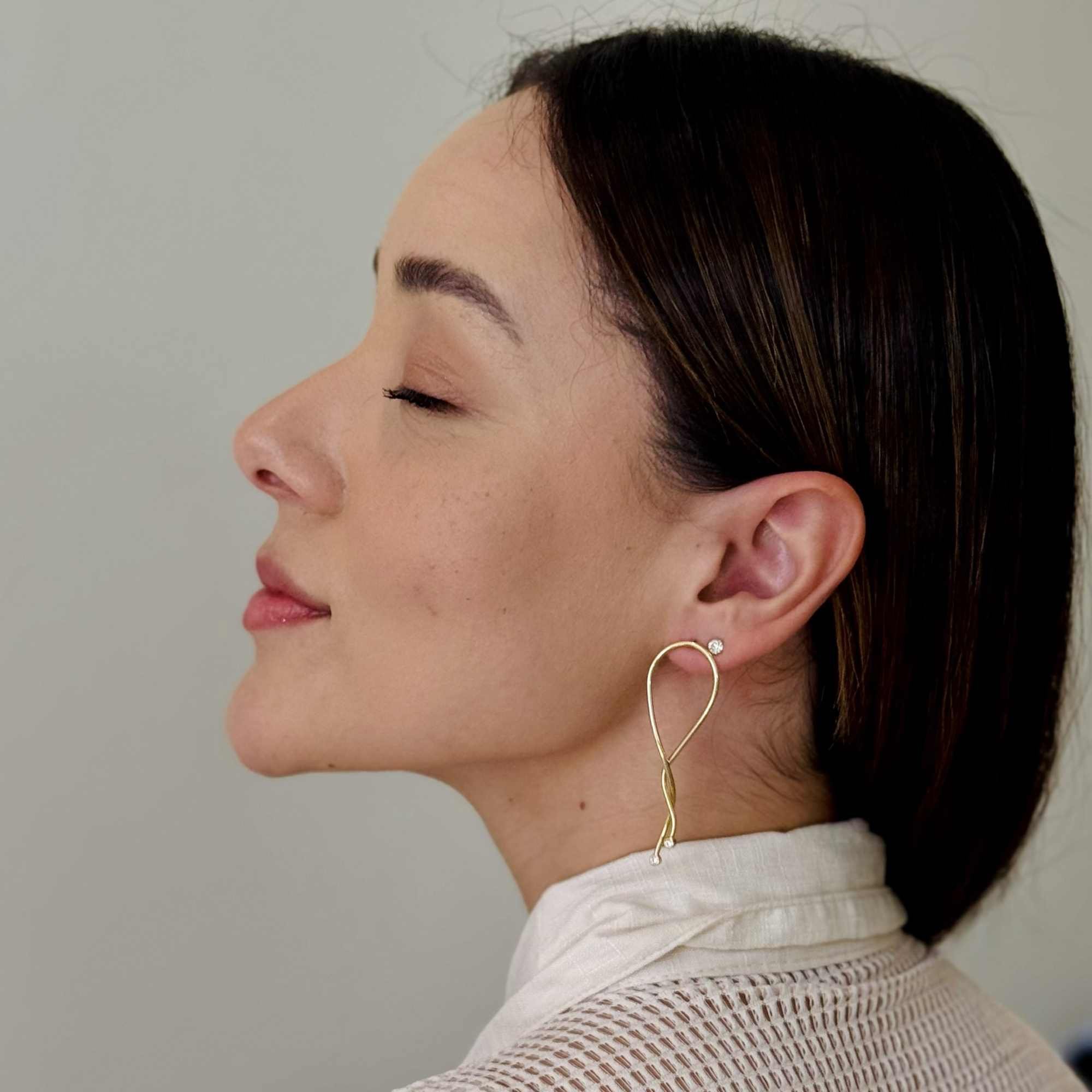 Brinco Folheado a Ouro 18k Longo Linhas Entrelaçadas Zircônia Dourado 6