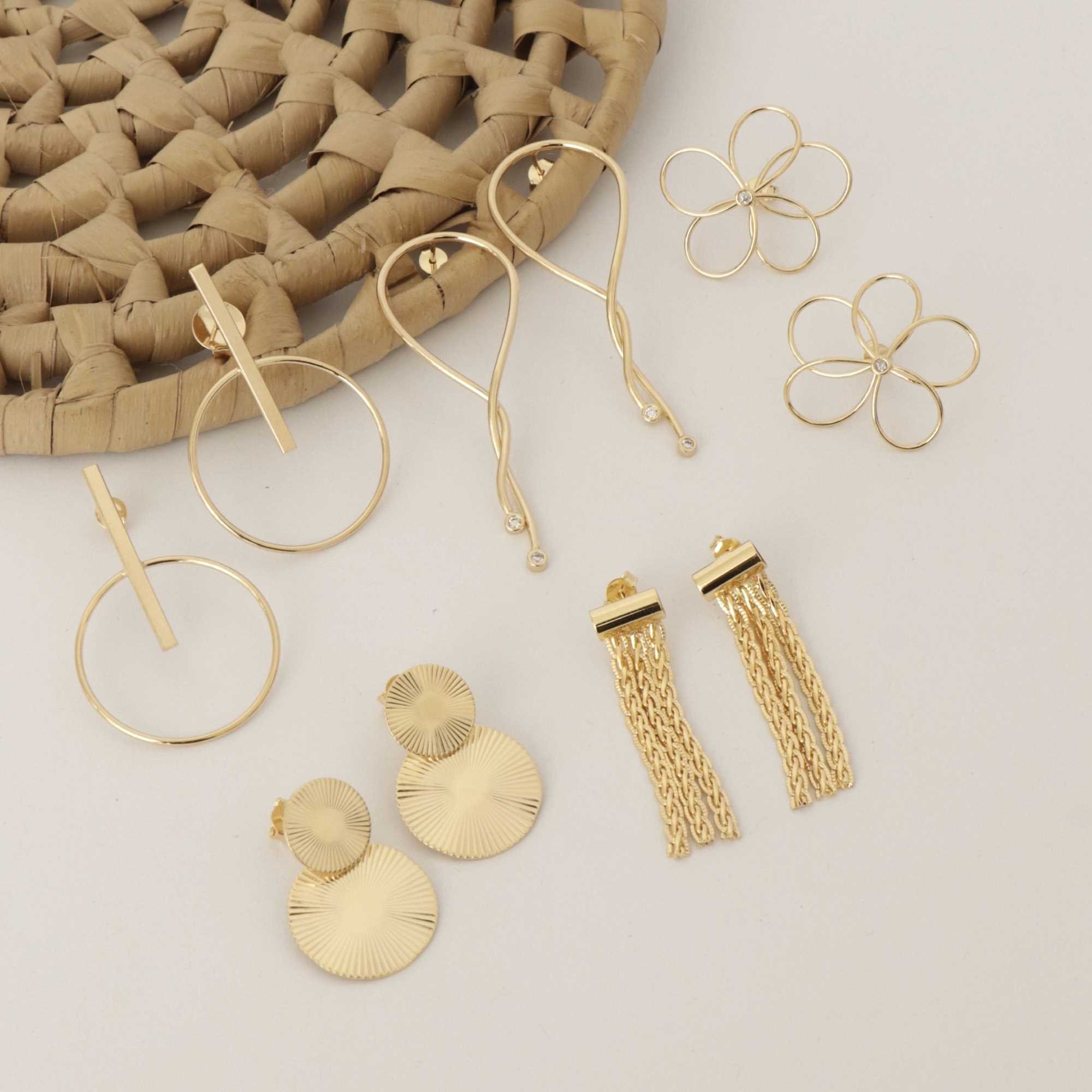 Brinco Folheado a Ouro 18k Longo Linhas Entrelaçadas Zircônia Dourado 7