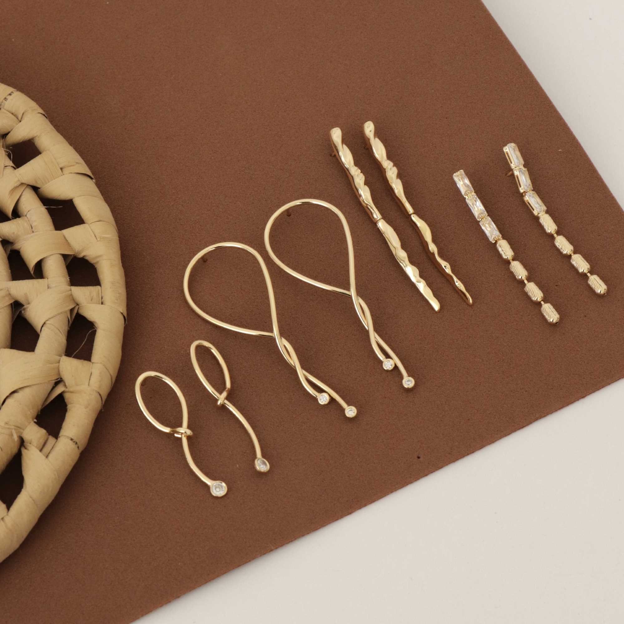 Brinco Folheado a Ouro 18k Longo Linhas Entrelaçadas Zircônia Dourado 9