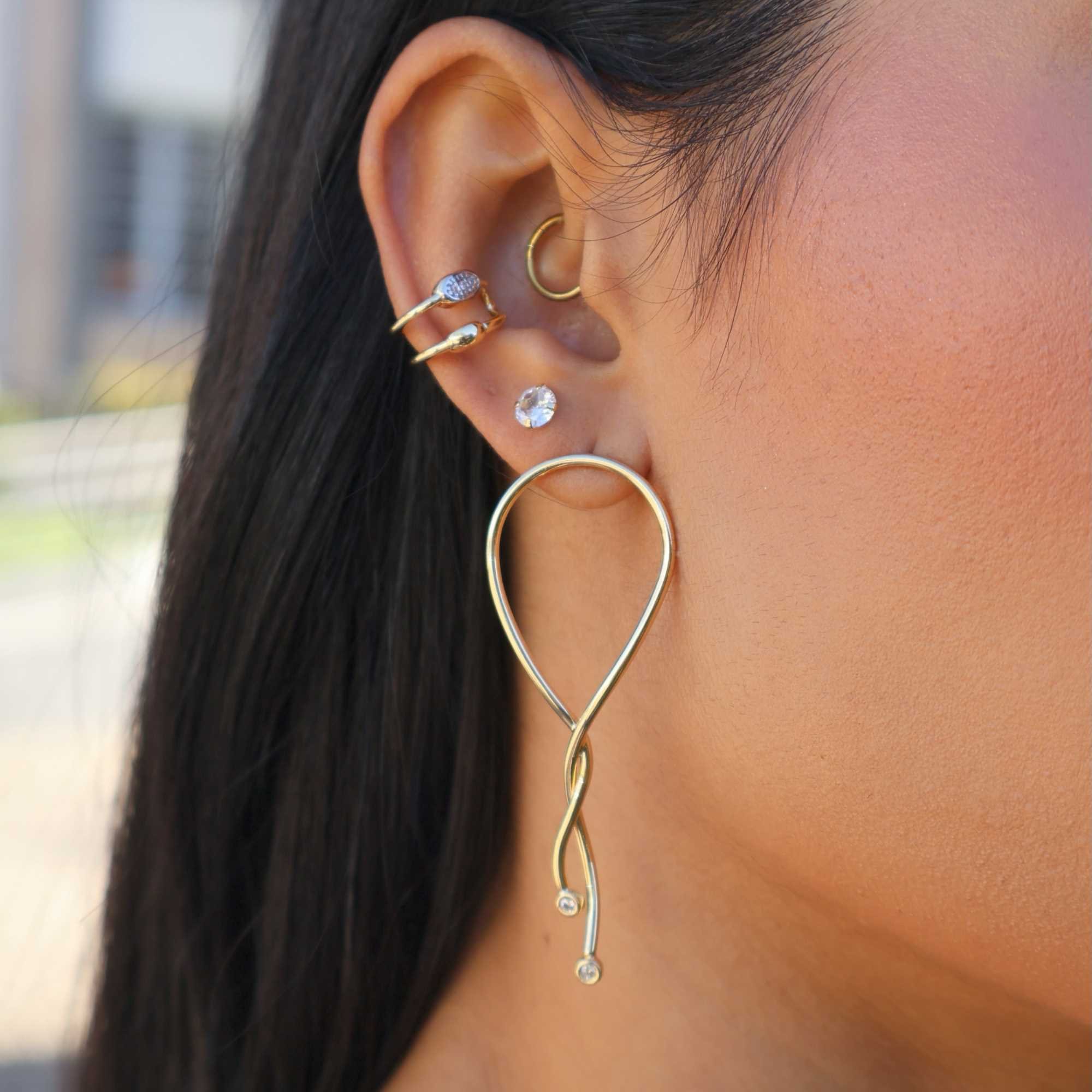 Brinco Folheado a Ouro 18k Longo Linhas Entrelaçadas Zircônia Dourado 10