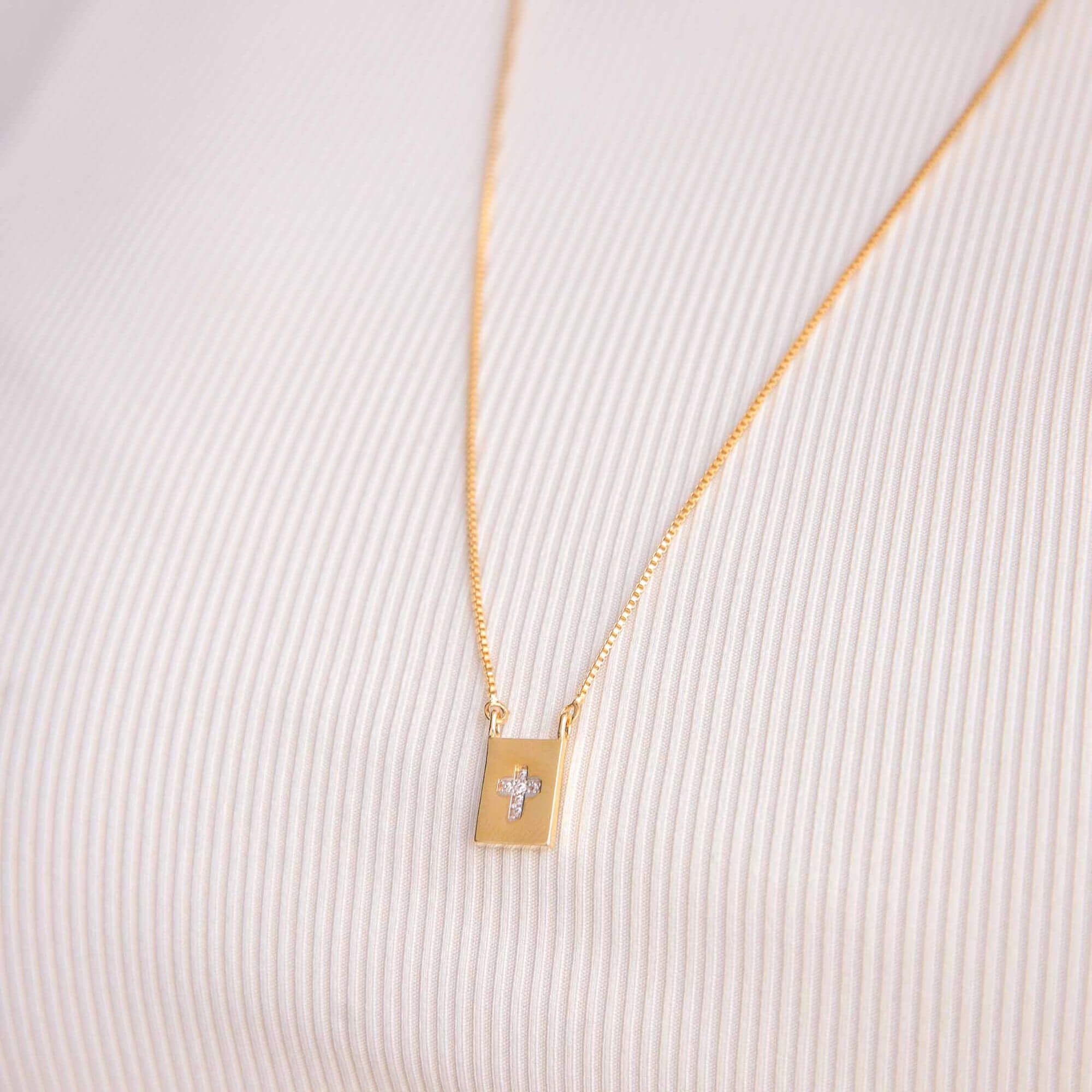 Escapulário Folheado a Ouro 18k Placa Coração e Crucifixo Cravejado Dourado 6