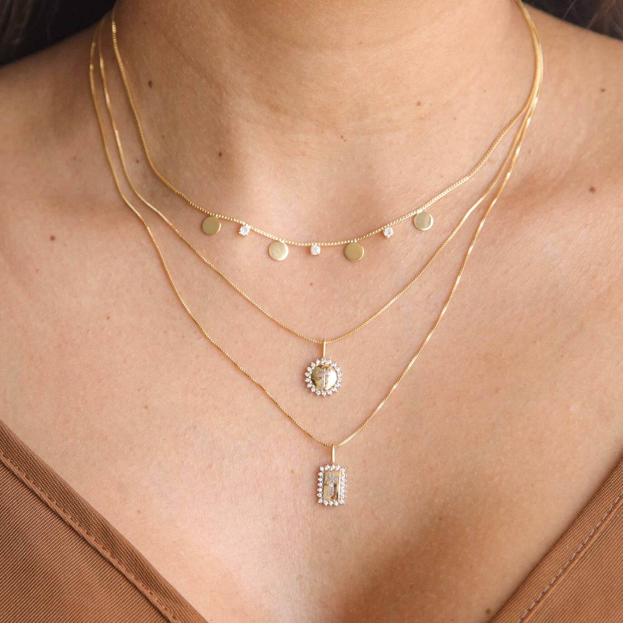 Colar Folheado a Ouro 18k Pingente Placa Crucifixo Borda Cravejada Dourado 2