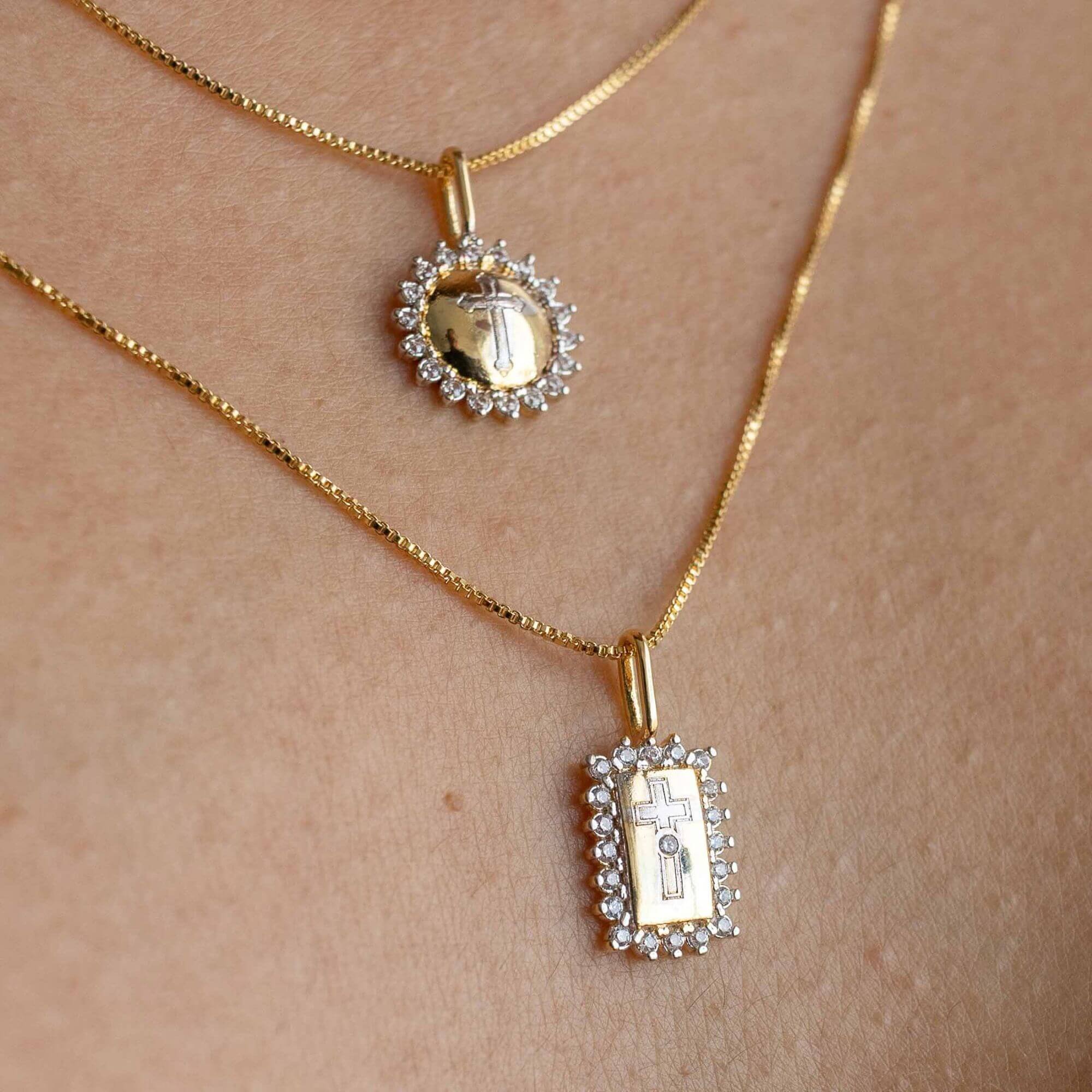 Colar Folheado a Ouro 18k Pingente Placa Crucifixo Borda Cravejada Dourado 3