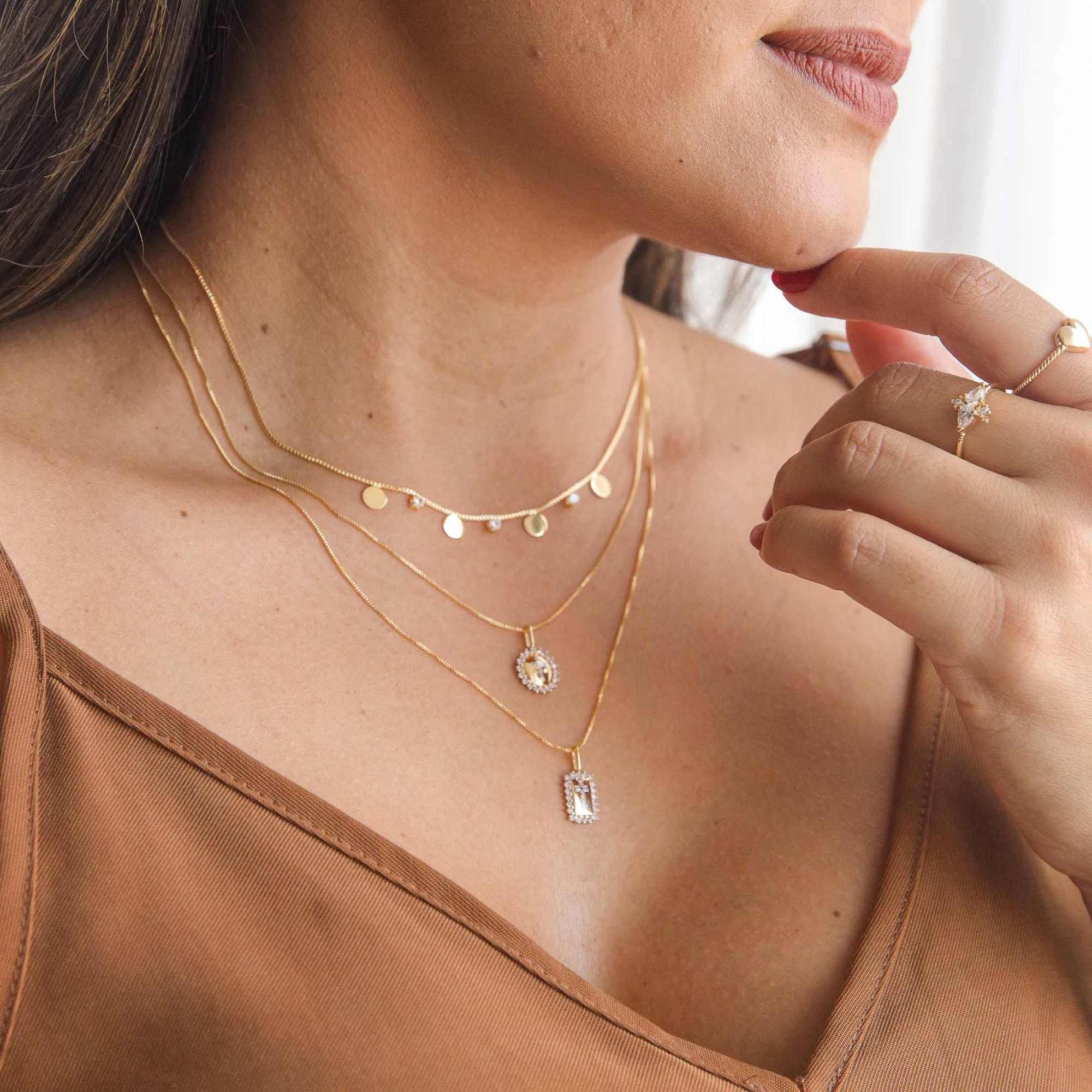 Colar Folheado a Ouro 18k Pingente Placa Crucifixo Borda Cravejada Dourado 5