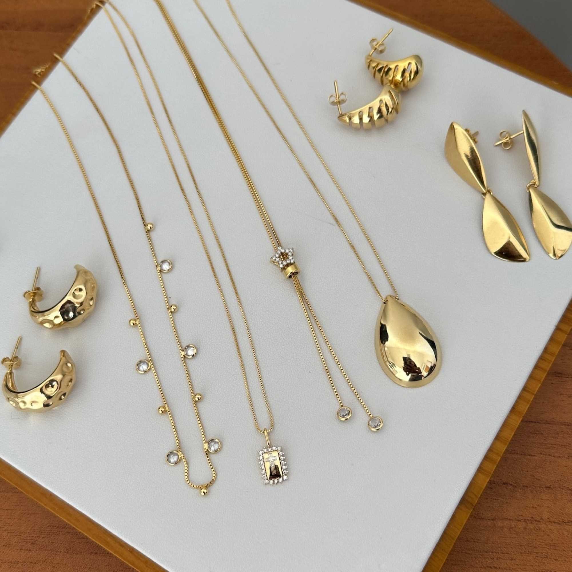 Colar Folheado a Ouro 18k Pingente Placa Crucifixo Borda Cravejada Dourado 6