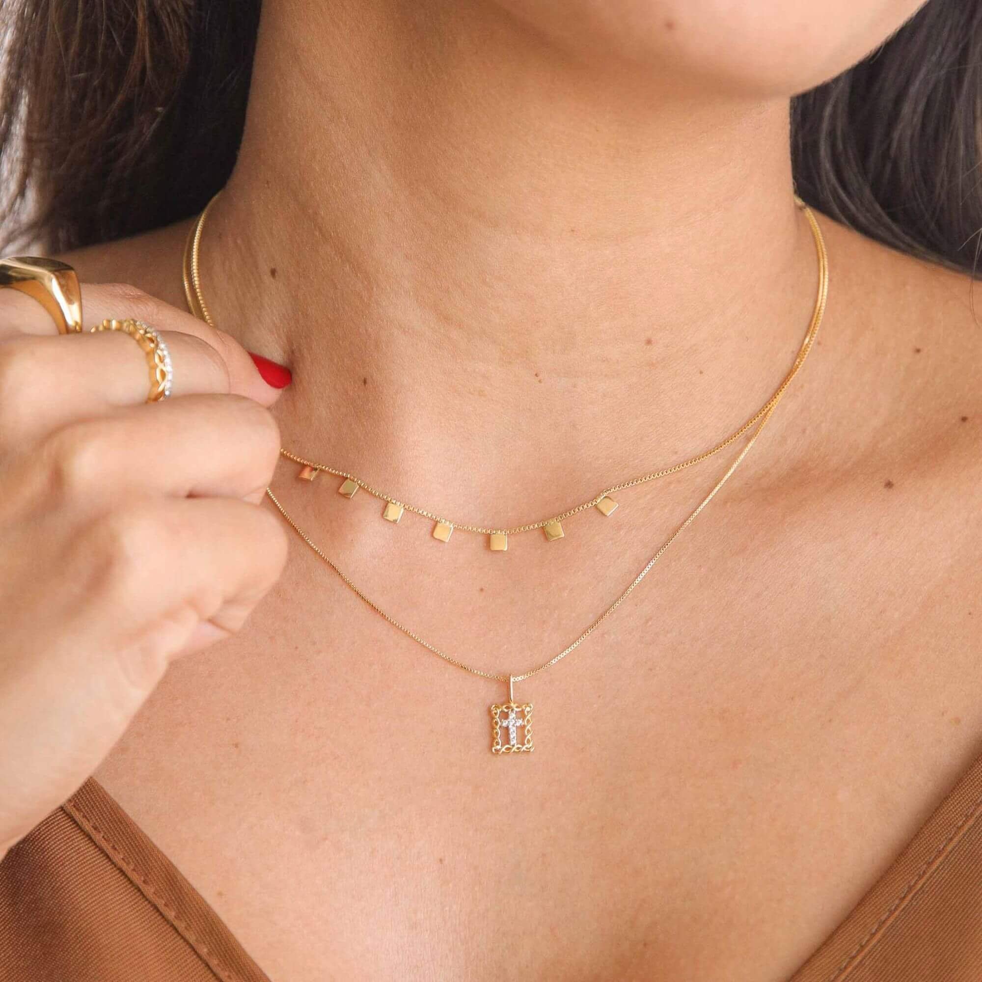 Colar Folheado a Ouro 18k Pingente Crucifixo Cravejado Borda Detalhes Dourado 3