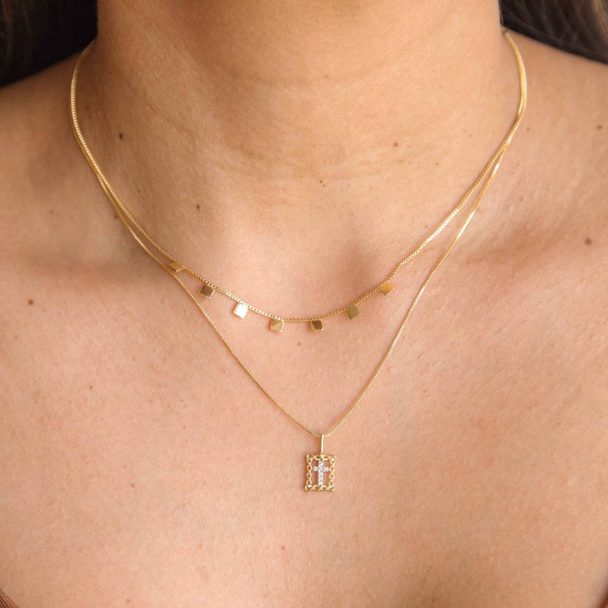 Colar Folheado a Ouro 18k Pingente Crucifixo Cravejado Borda Detalhes Dourado 4