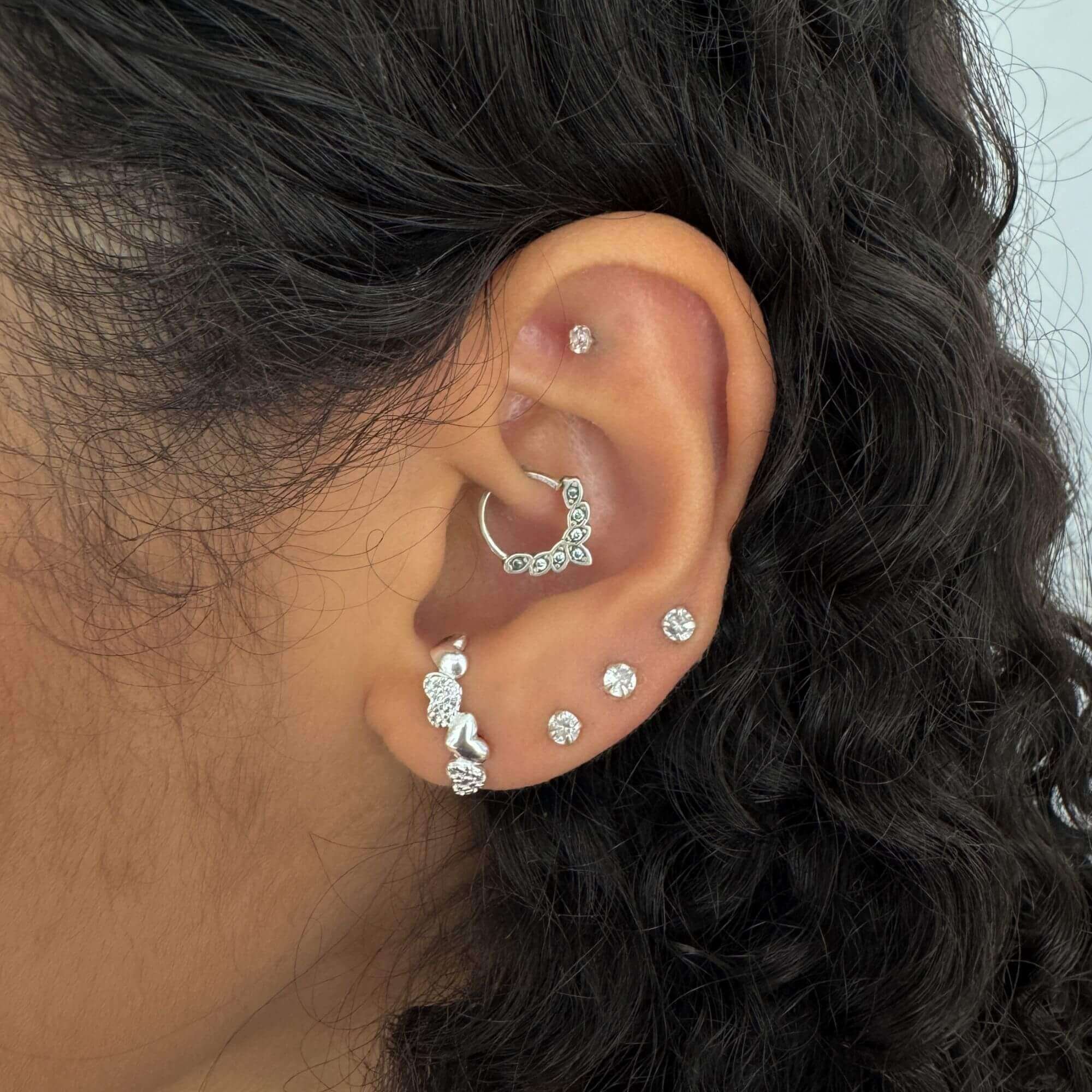 Brinco Prata 925 Ear Hook Corações Detalhes Cravejados Prata 2