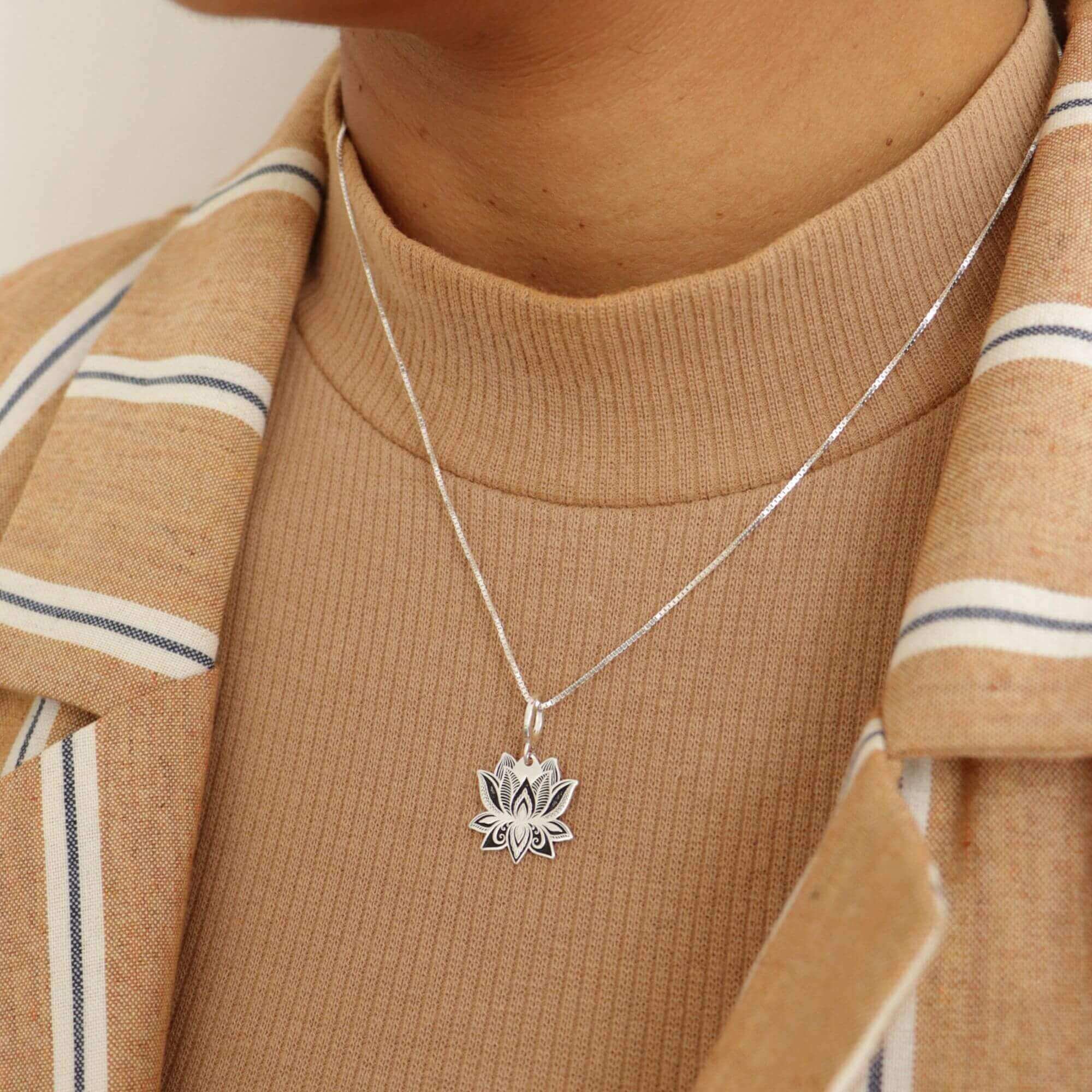 Colar Prata 925 Flor de Lótus com Detalhes G Prata 3