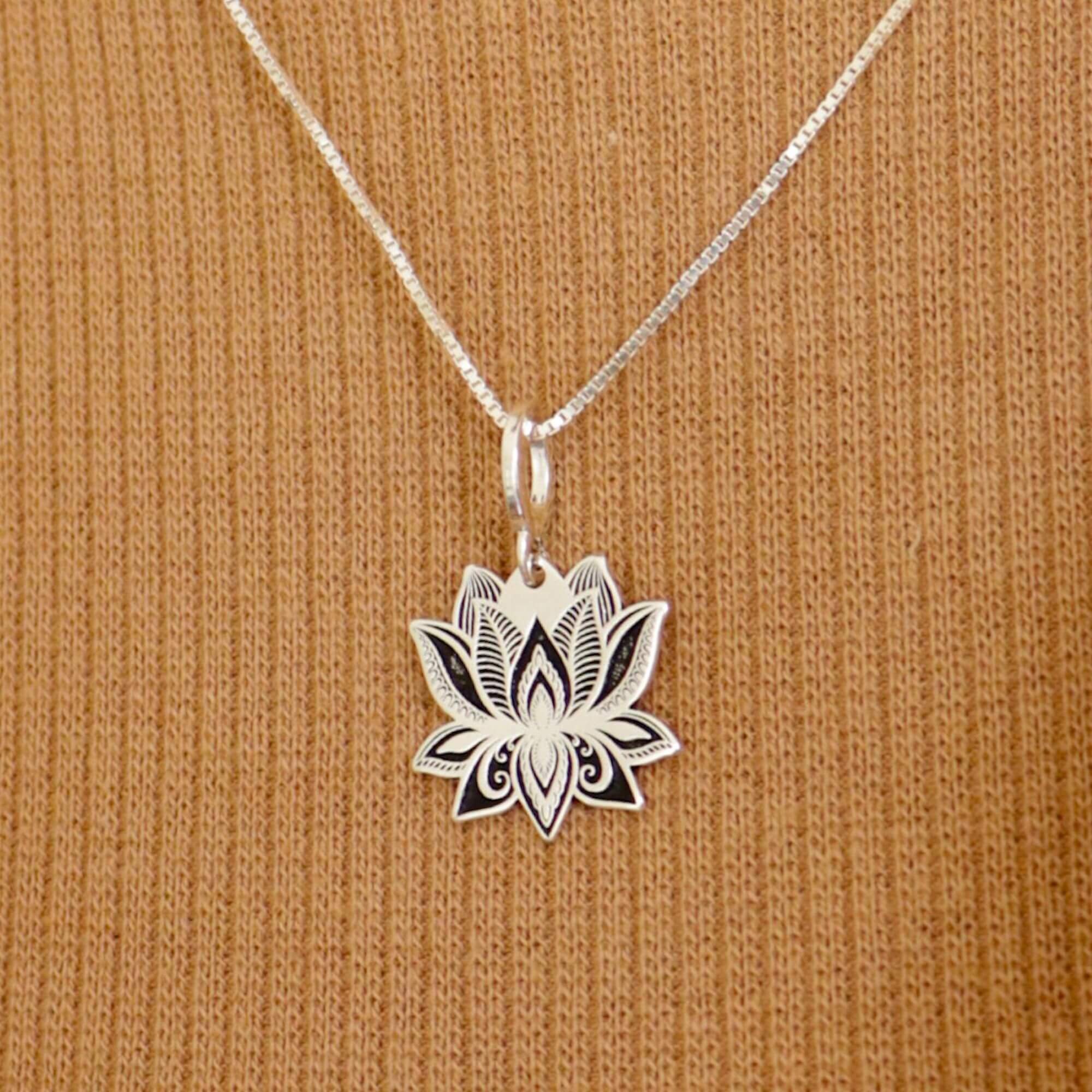 Pingente Prata 925 Flor de Lótus com Detalhes G Prata 2