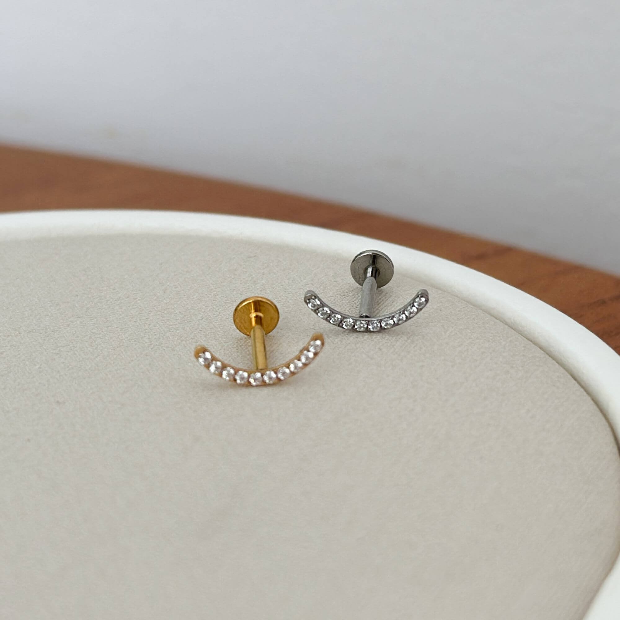 Piercing Labret Curvo Titânio Cravejado Prata 4