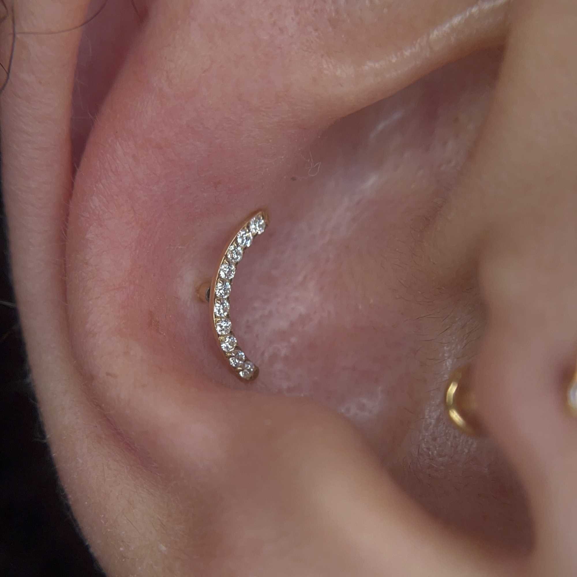 Piercing Labret Curvo Titânio Dourado Cravejado Dourado 2