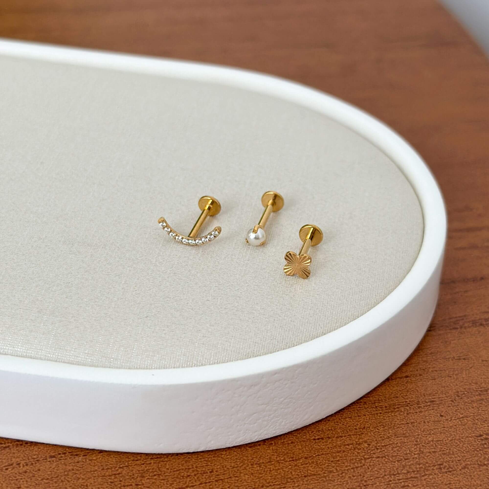 Piercing Labret Curvo Titânio Dourado Cravejado Dourado 3