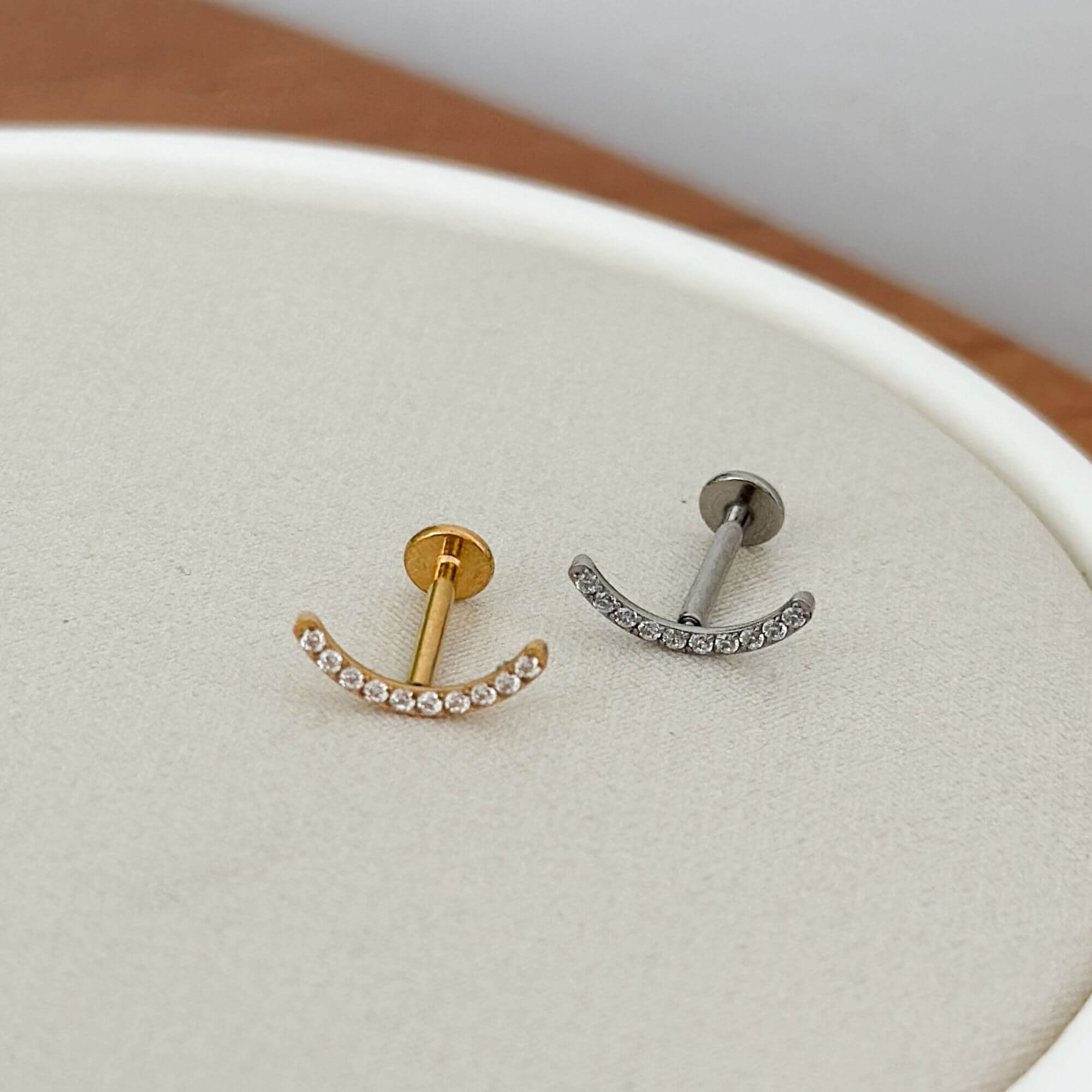 Piercing Labret Curvo Titânio Dourado Cravejado Dourado 4