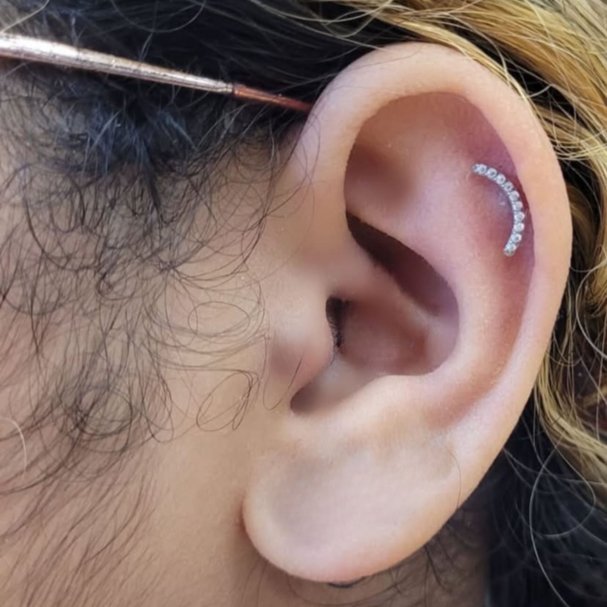 Piercing Labret Curvo Titânio Dourado Cravejado Dourado 5