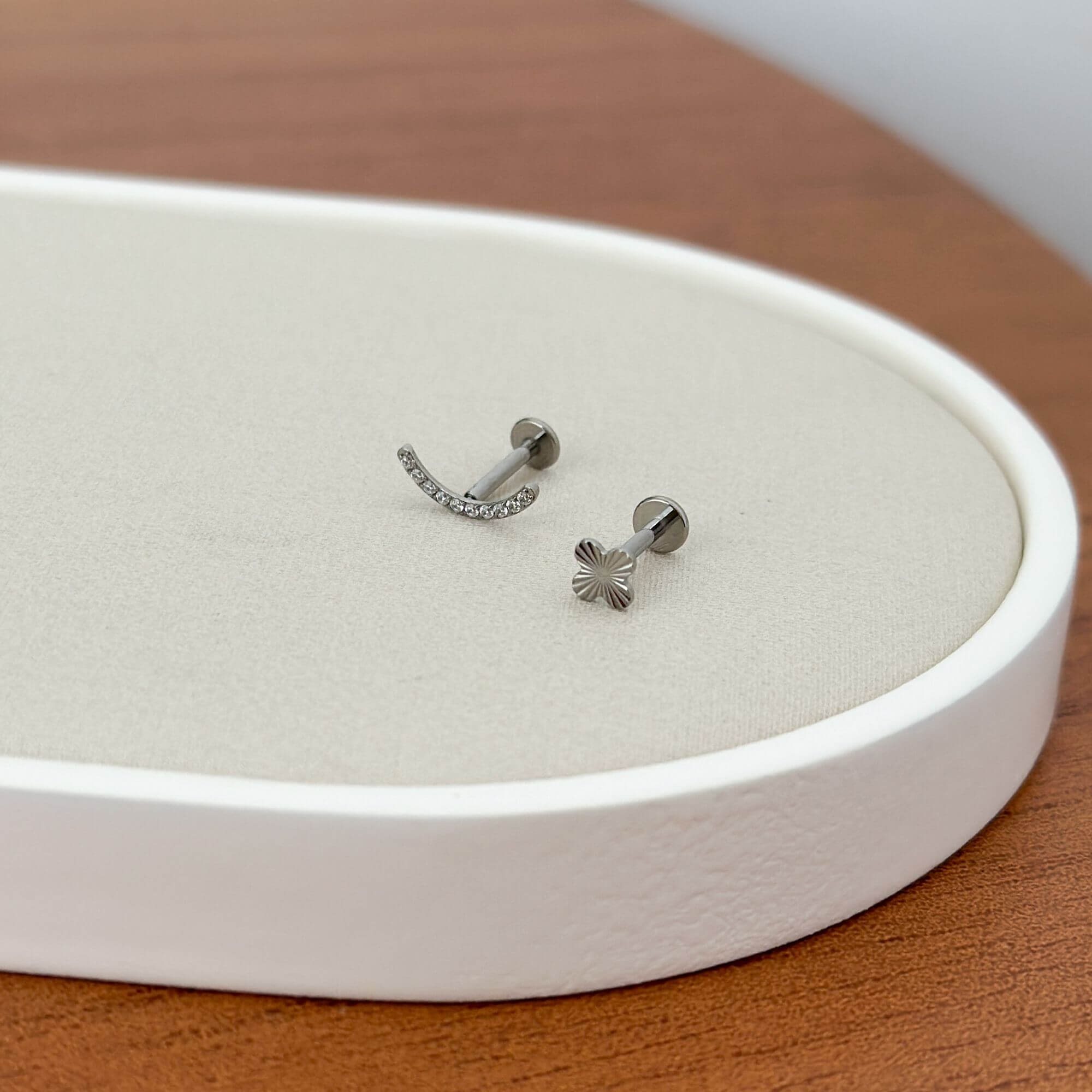 Piercing 8mm Titânio Labret Trevo Texturado Prata 2